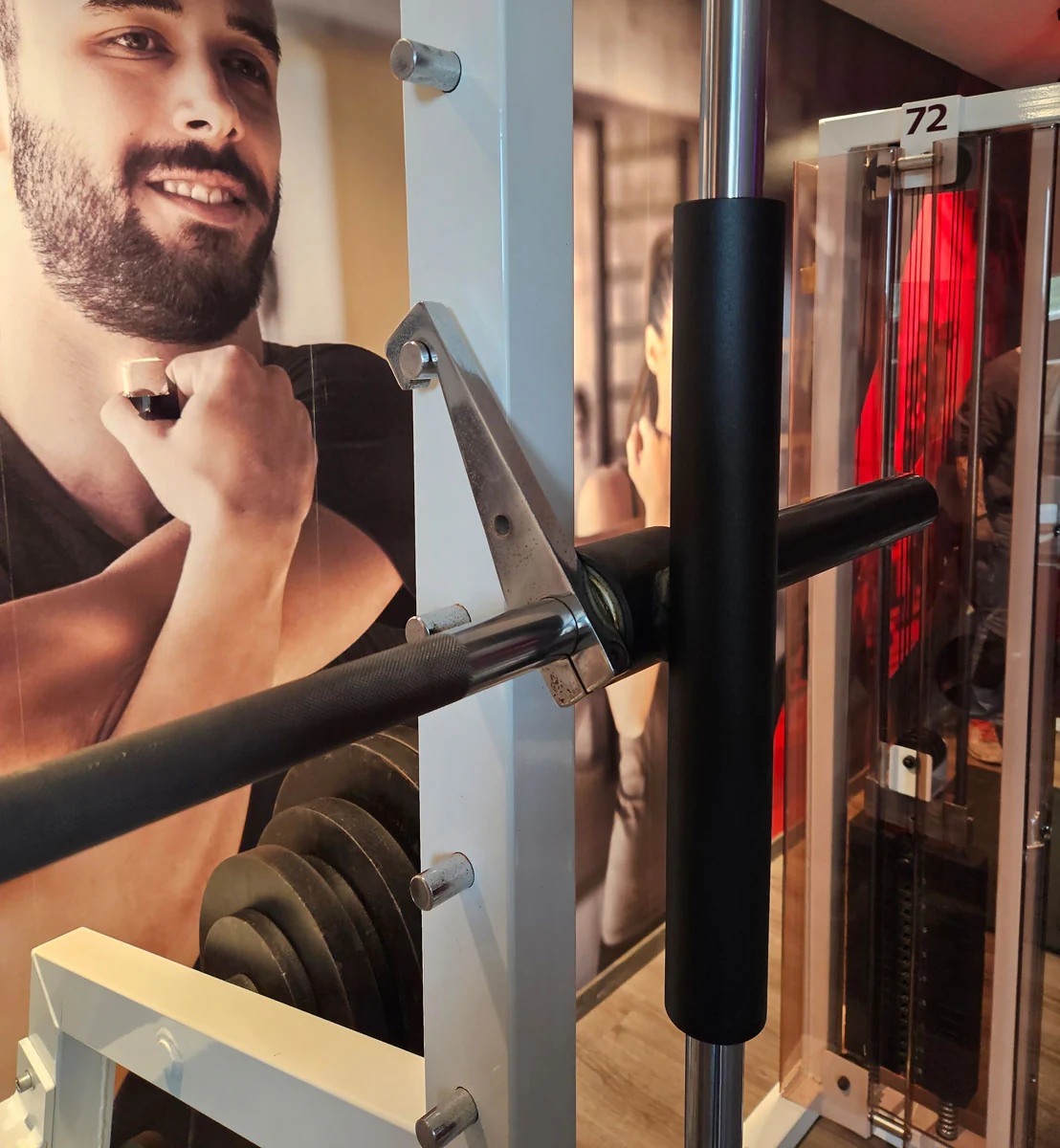 Gym80 Multipresse geführt, Smith Machine, 50mm Scheibenaufnahme, Rahmenfarbe Weiß, gebraucht - geprüfter Zustand - Image 4