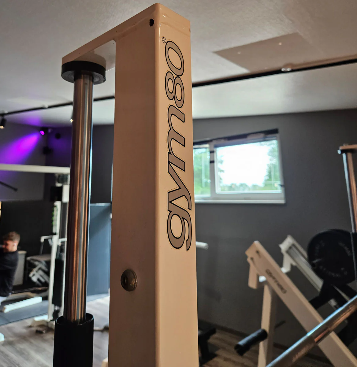 Gym80 Multipresse geführt, Smith Machine, 50mm Scheibenaufnahme, Rahmenfarbe Weiß, gebraucht - geprüfter Zustand - Image 5