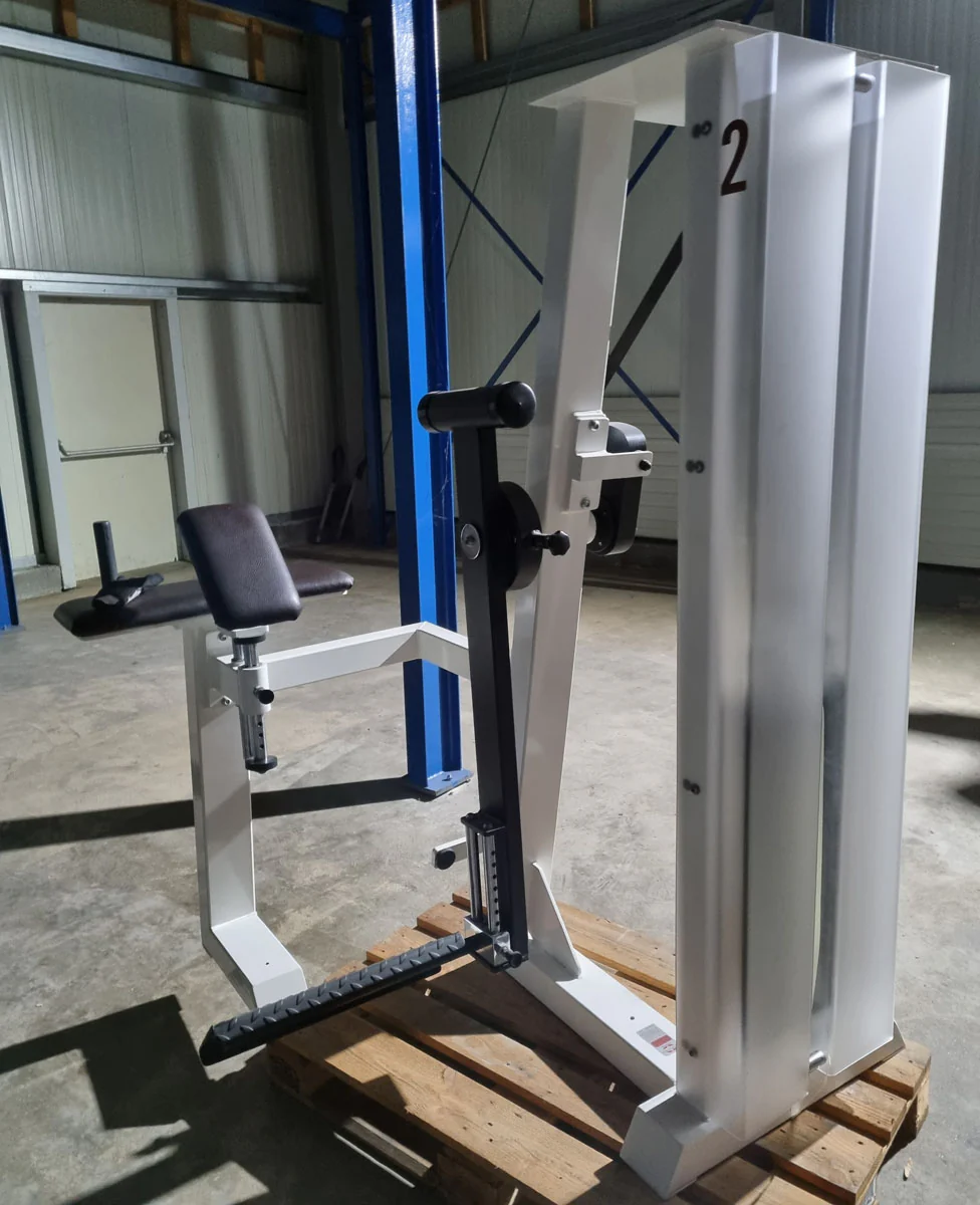 Gym80 Pomaschine stehend, Gluteusmaschine, Glutes Kick Radial, Edition Line, Rahmen Weiß, Polster Dunkelbraun, gebraucht - überholter Zustand - Image 3