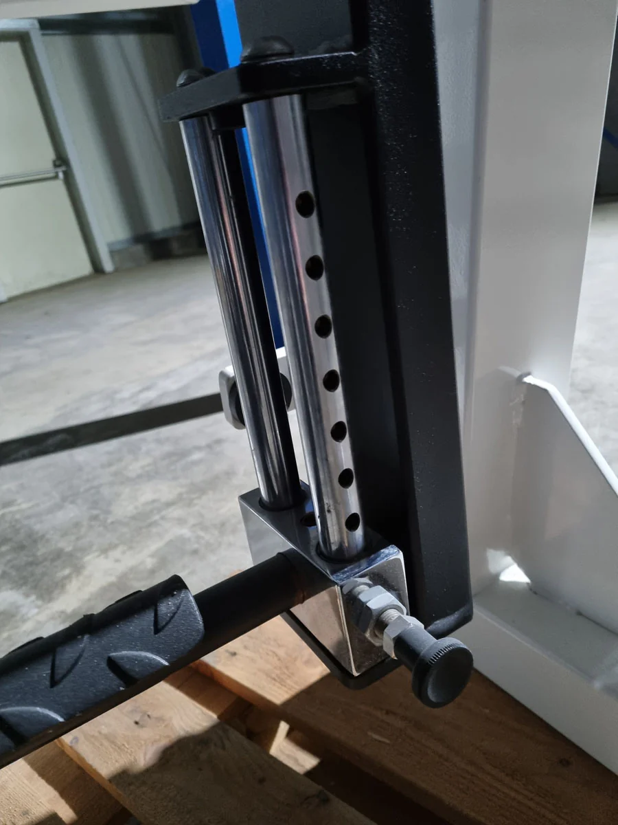 Gym80 Pomaschine stehend, Gluteusmaschine, Glutes Kick Radial, Edition Line, Rahmen Weiß, Polster Dunkelbraun, gebraucht - überholter Zustand - Image 7
