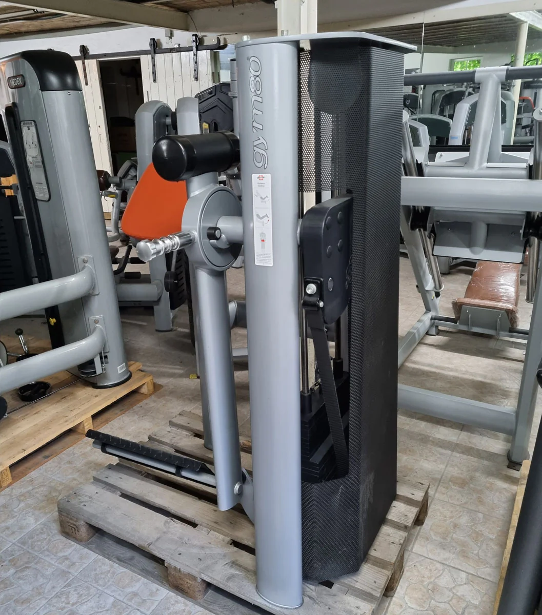 Gym80 Pomaschine stehend, Gluteusmaschine, Glutes Kick Radial, Sygnum Serie, Rahmen Silber, Polster Orange, gebraucht - überholter Zustand - Image 3