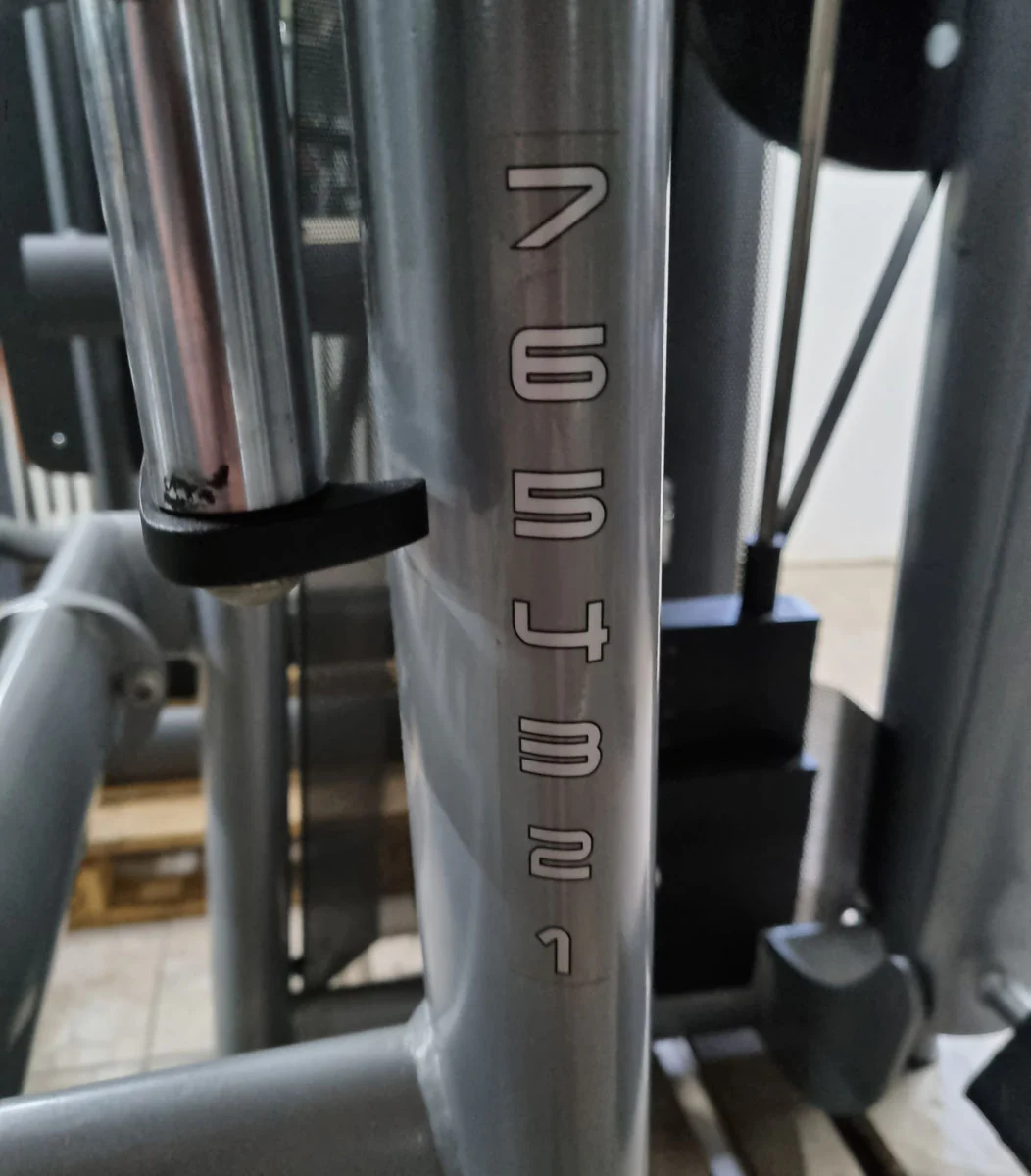 Gym80 Pomaschine stehend, Gluteusmaschine, Glutes Kick Radial, Sygnum Serie, Rahmen Silber, Polster Orange, gebraucht - überholter Zustand - Image 6