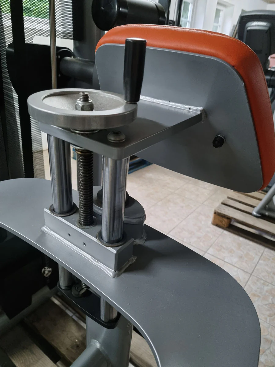 Gym80 Pomaschine stehend, Gluteusmaschine, Glutes Kick Radial, Sygnum Serie, Rahmen Silber, Polster Orange, gebraucht - überholter Zustand - Image 7