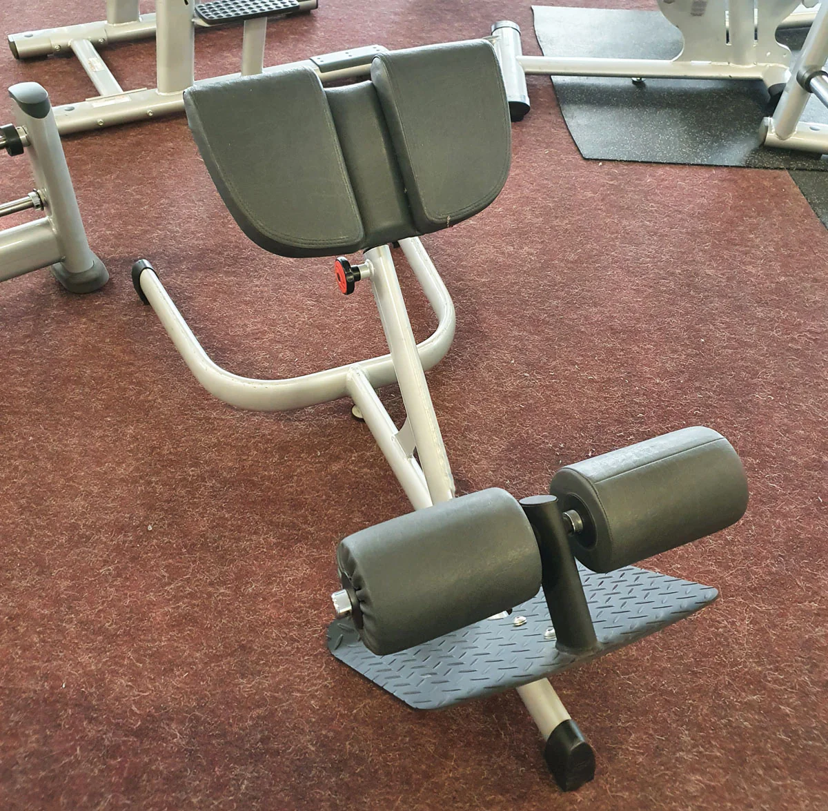 Gym80 Rückenstreckerbank 4119,  45 Grad, Hyperextension, Sygnum Serie, Rahmen Silber, Polster Schwarz, gebraucht - überholter Zustand - Image 2