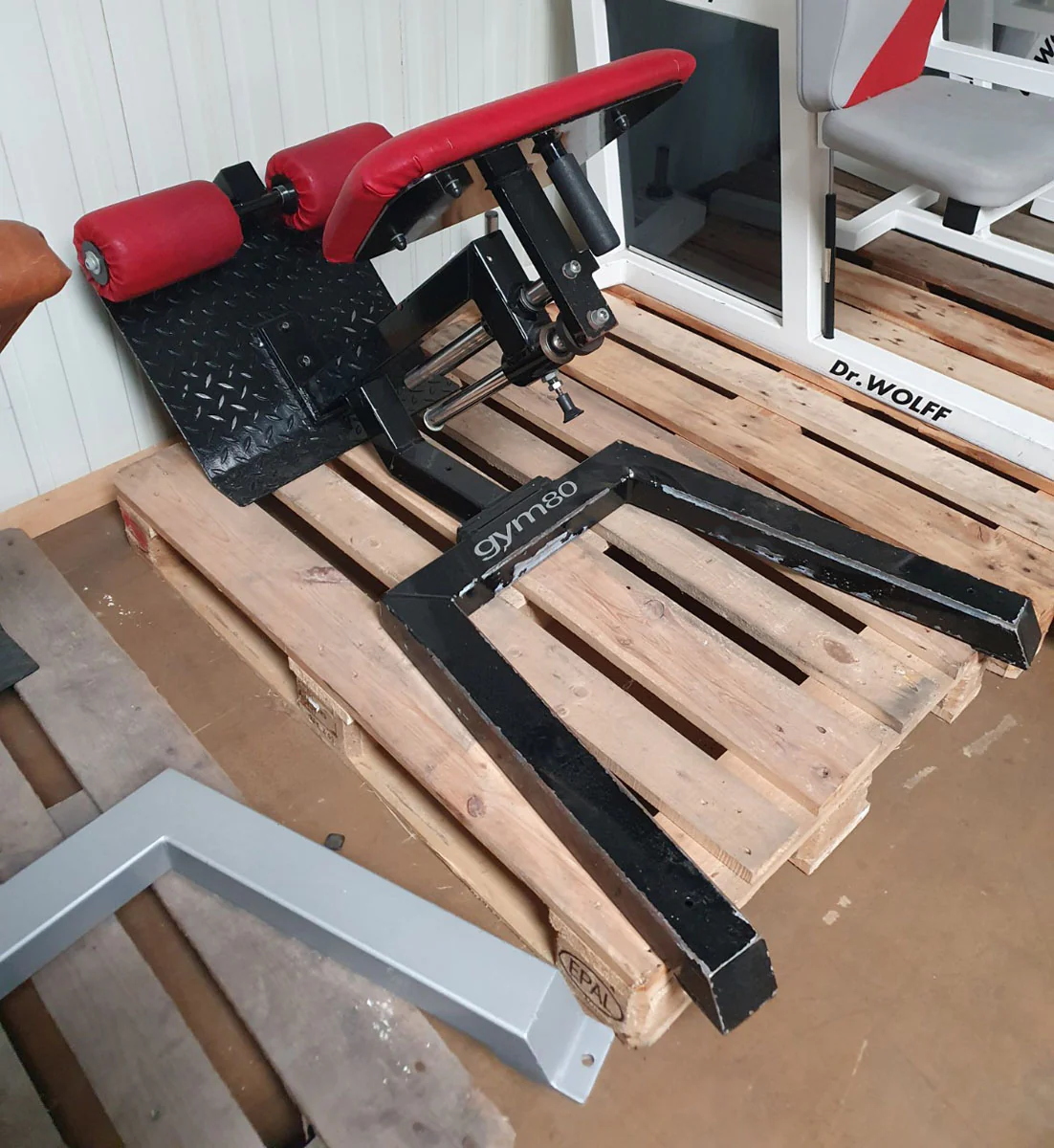 Gym80 Rückenstreckerbank, 45 Grad, Hyperextension, Rahmen Schwarz, Polster Rot, gebraucht - überholter Zustand - Image 2