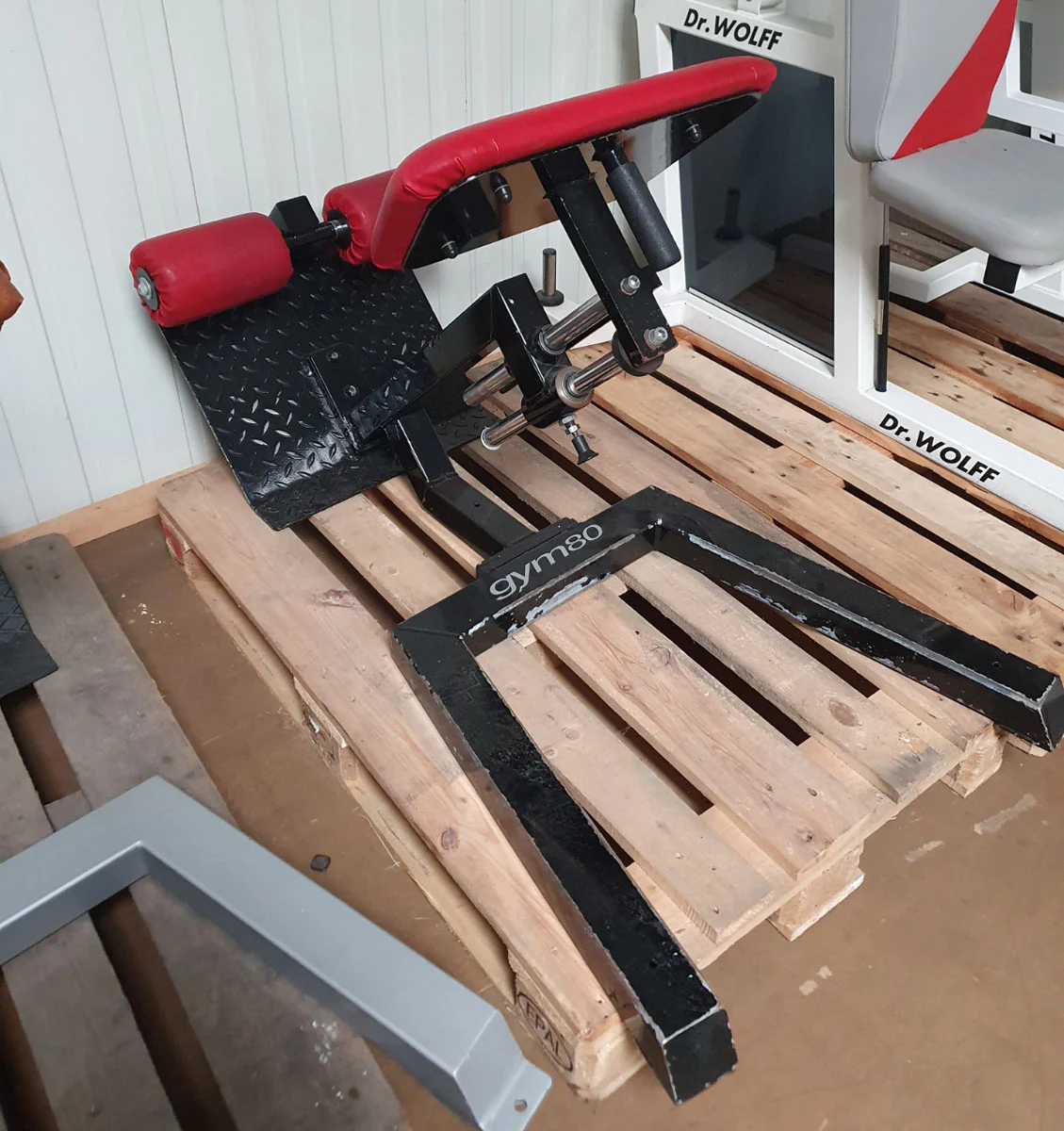 Gym80 Rückenstreckerbank, 45 Grad, Hyperextension, Rahmen Schwarz, Polster Rot, gebraucht - überholter Zustand - Image 3