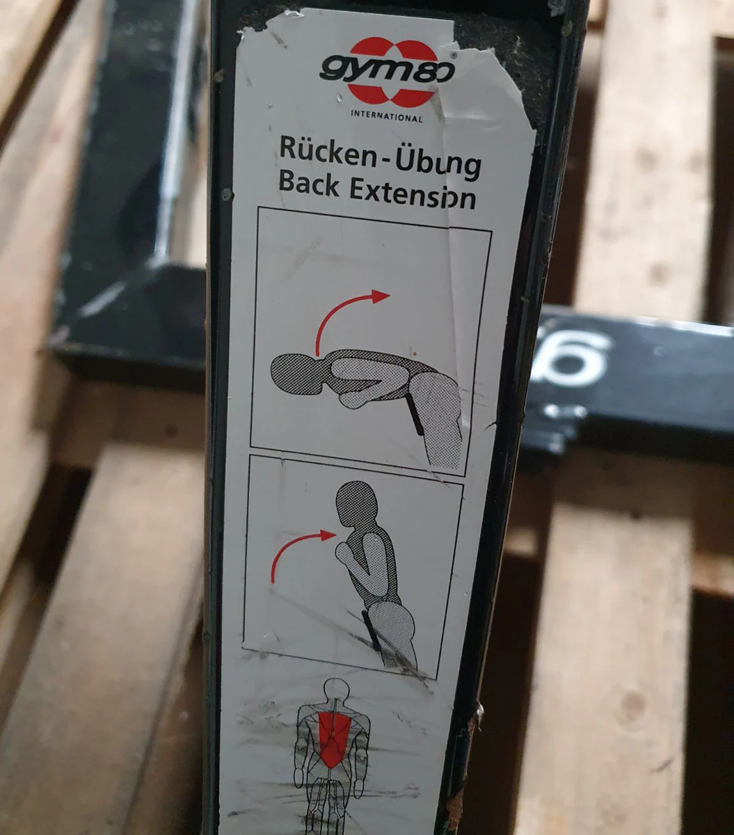 Gym80 Rückenstreckerbank, 45 Grad, Hyperextension, Rahmen Schwarz, Polster Rot, gebraucht - überholter Zustand - Image 4