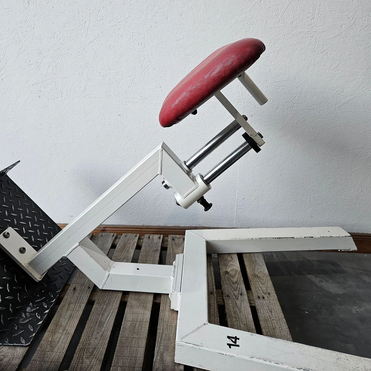 Gym80 Rückenstreckerbank, 45 Grad, Hyperextension, Rahmen Weiß, Polster Rot, gebraucht - Image 2