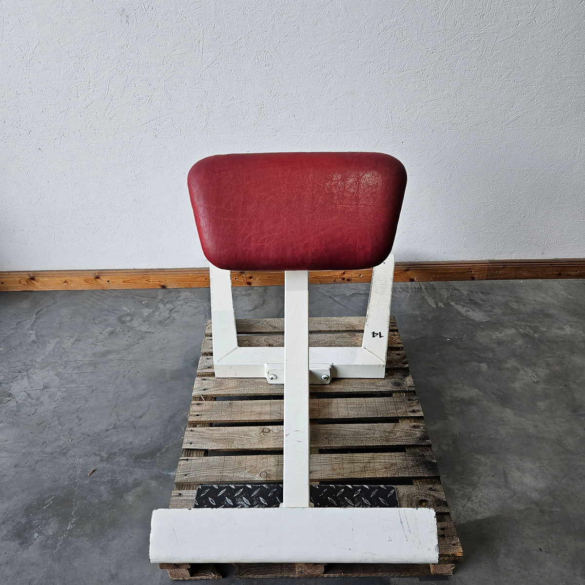Gym80 Rückenstreckerbank, 45 Grad, Hyperextension, Rahmen Weiß, Polster Rot, gebraucht - Image 4