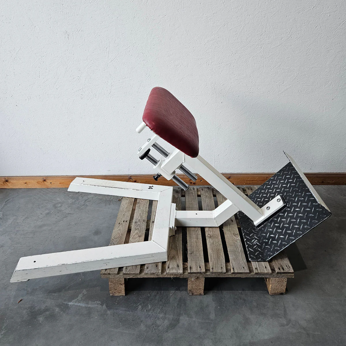 Gym80 Rückenstreckerbank, 45 Grad, Hyperextension, Rahmen Weiß, Polster Rot, gebraucht - Image 5