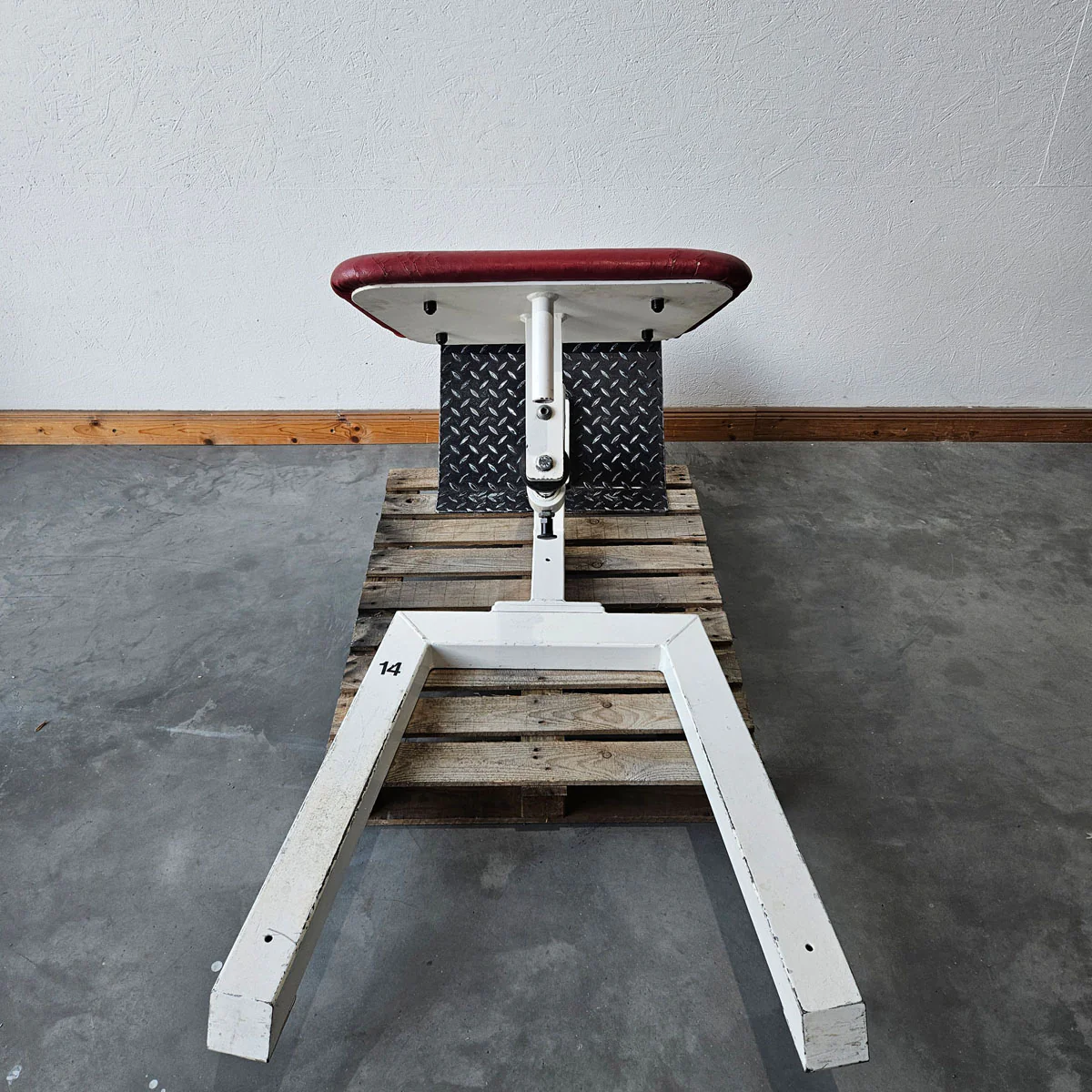 Gym80 Rückenstreckerbank, 45 Grad, Hyperextension, Rahmen Weiß, Polster Rot, gebraucht - Image 6