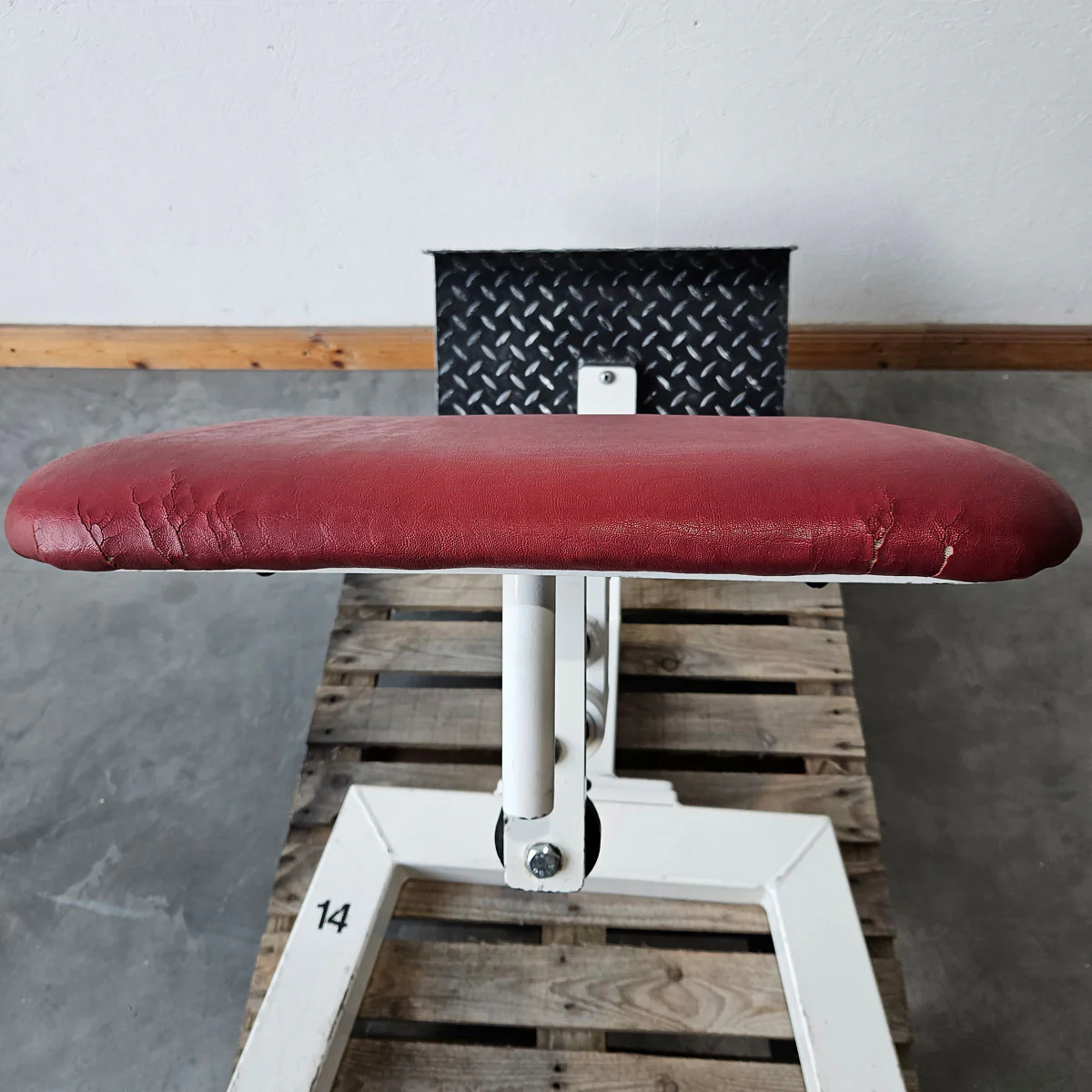 Gym80 Rückenstreckerbank, 45 Grad, Hyperextension, Rahmen Weiß, Polster Rot, gebraucht - Image 7
