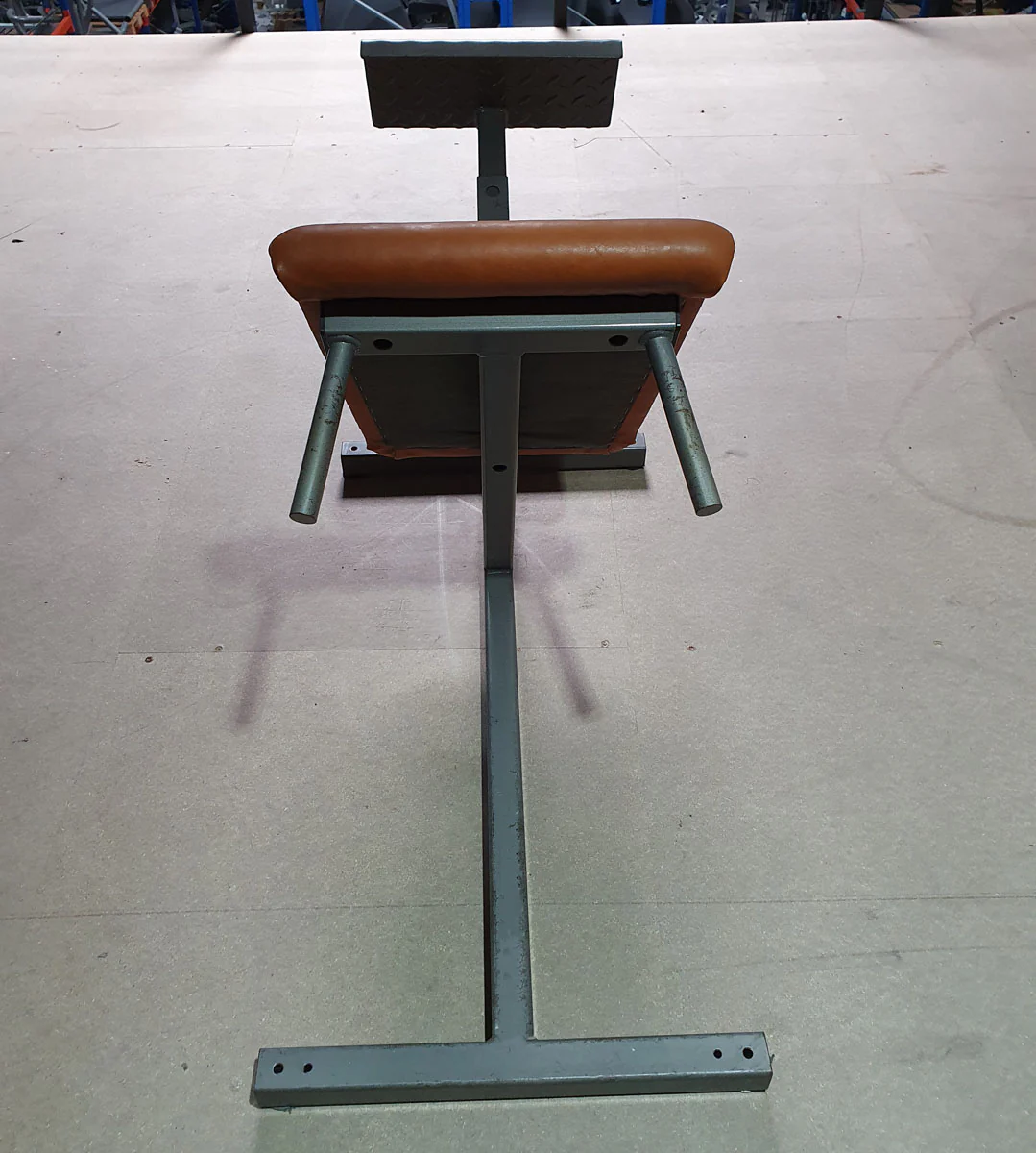 Gym80 Rückenstreckerbank in Knielage, Ähnlich Dr. Wolff Lumbal Trainer, Hyperextension, Rahmen Silber, Polster Braun, gebraucht - Image 3