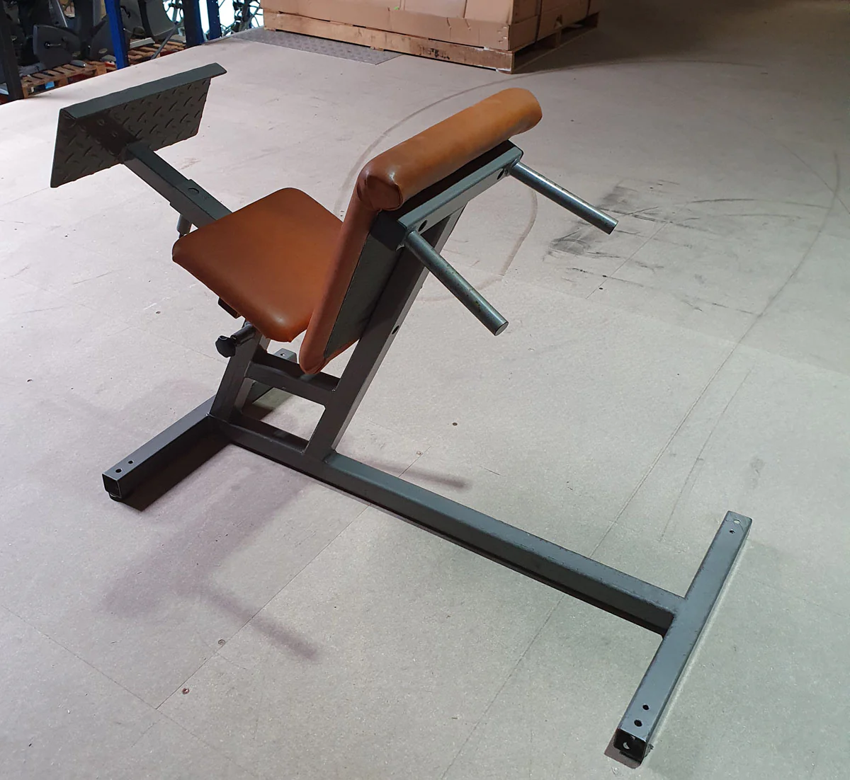 Gym80 Rückenstreckerbank in Knielage, Ähnlich Dr. Wolff Lumbal Trainer, Hyperextension, Rahmen Silber, Polster Braun, gebraucht - Image 4