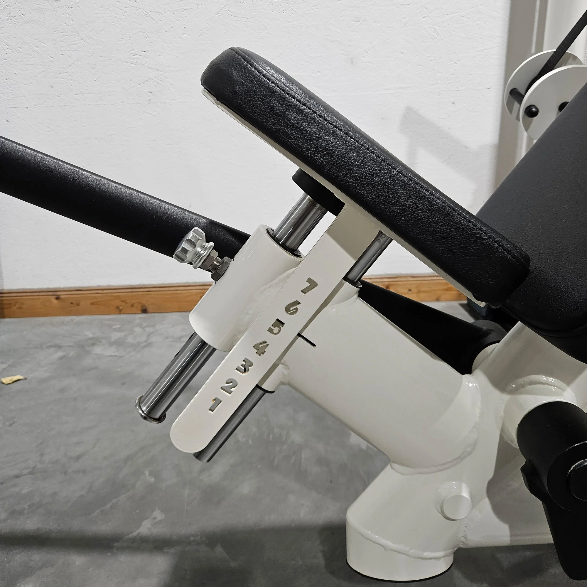 Gym80 Schulterpresse DUAL 3043 Sygnum, Shoulder Press, Overhead Press, Rahmenfarbe Weiß, gebraucht - überholter Zustand - Image 6