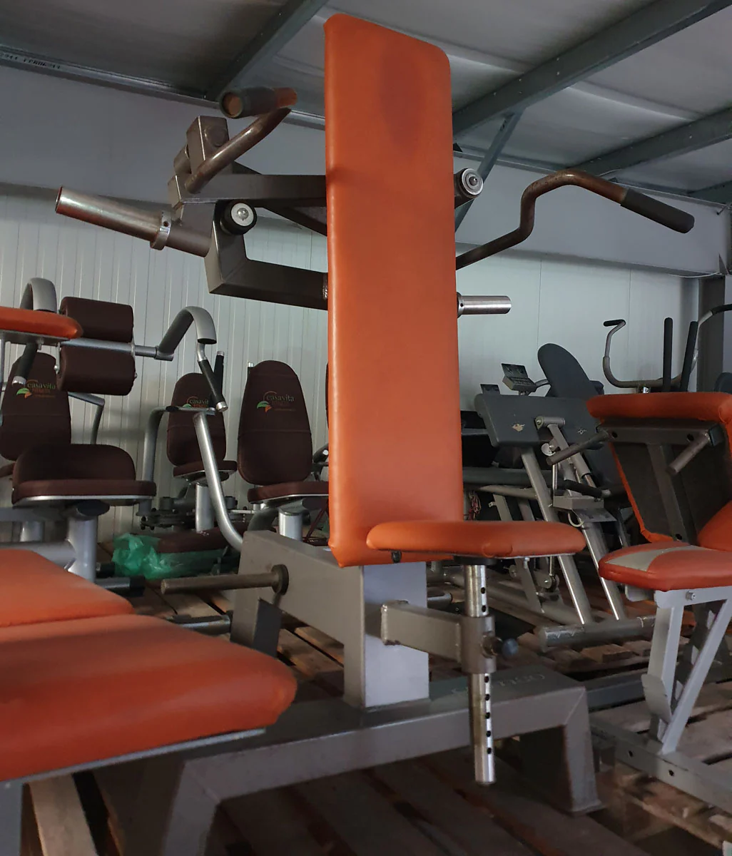 Gym80 Schulterpresse, Shoulder Press, Plate loaded, Rahmenfarbe Silber, Polsterfarbe Orange, gebraucht - Image 2