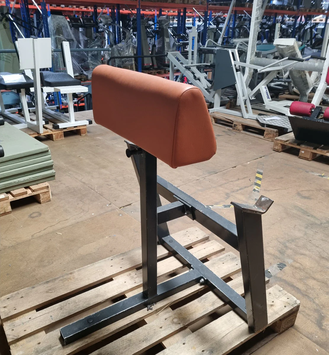 Gym80 Scottcurl Bank stehend, Bizeps Trainingsbank, Oldschool, Rahmenfarbe Schwarz, Polsterfarbe Orange, gebraucht - Image 4