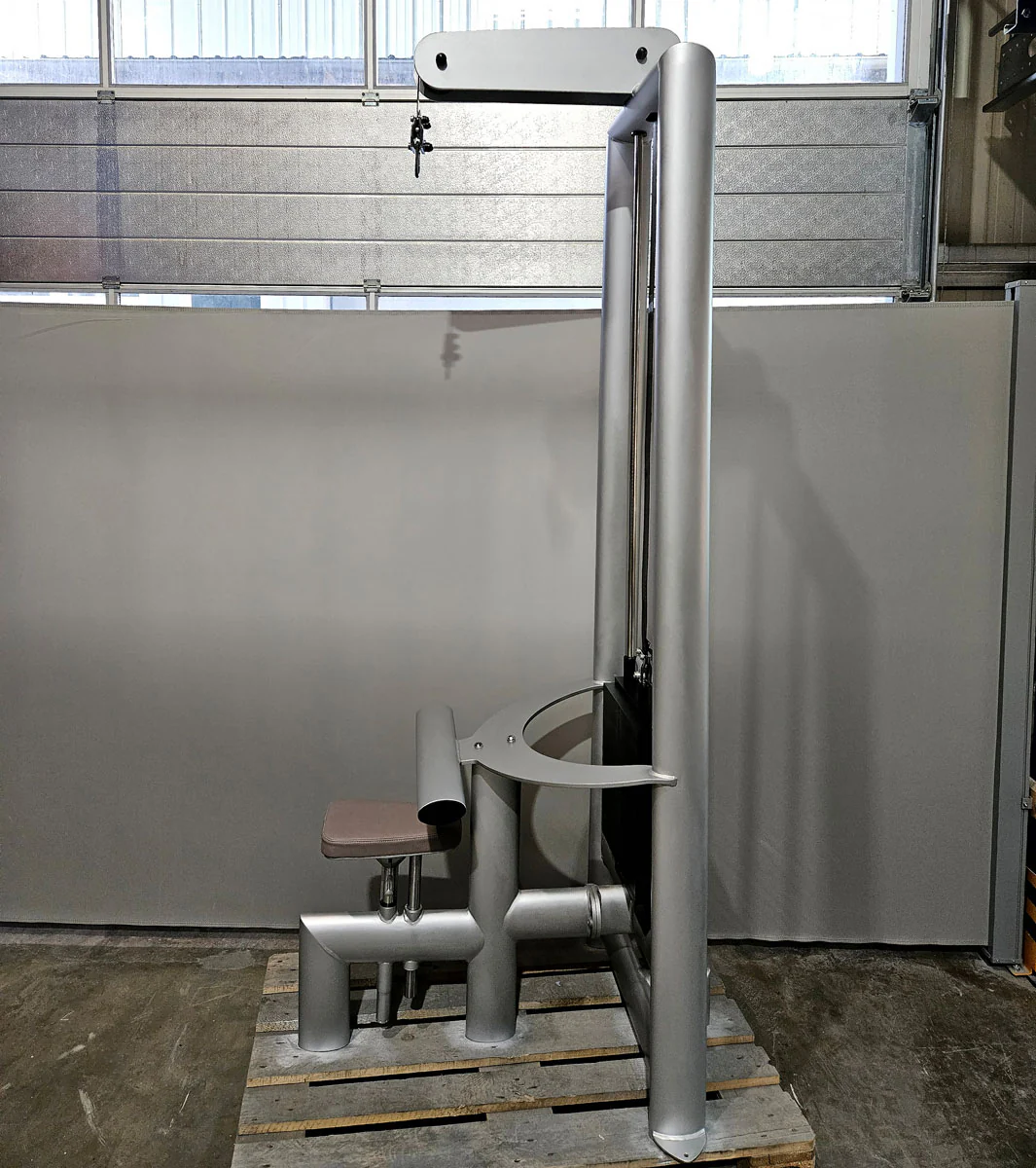 Gym80 Sygnum 4116 Rückenzugstation, Latzug von Oben, Lat Pulldown, 135kg Gewichtsblock, Farbe Silber, gebraucht - überholter Zustand - Image 3
