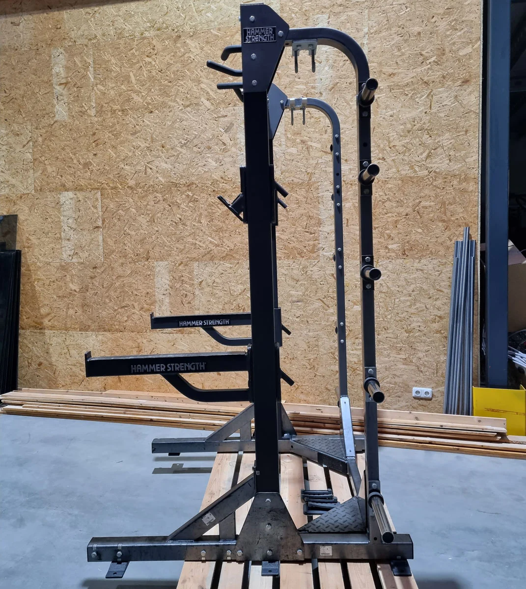 Hammer Strength HD Elite Half Rack mit Holzboden und Pull Up Bar, Rahmenfarbe Schwarz, gebraucht - überholter Zustand - Image 4