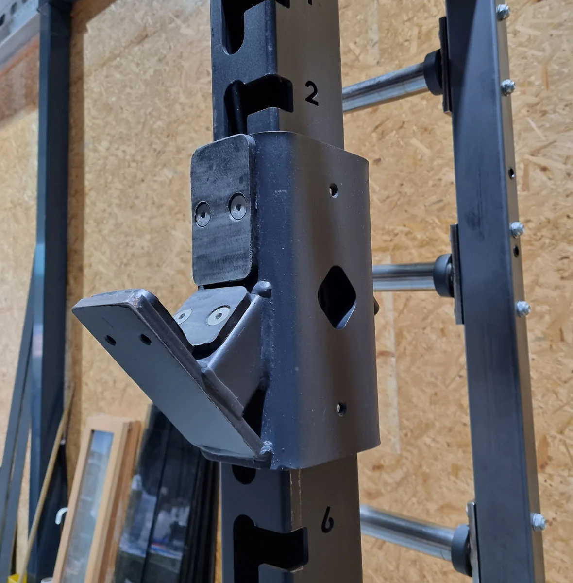 Hammer Strength HD Elite Half Rack mit Holzboden und Pull Up Bar, Rahmenfarbe Schwarz, gebraucht - überholter Zustand - Image 8