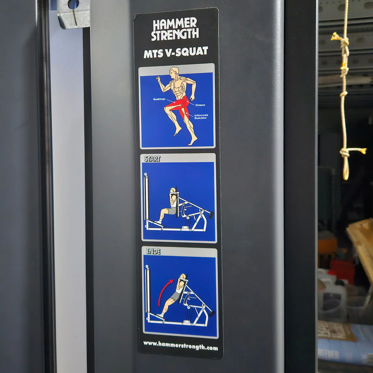 Hammer Strength MTS V-Squat, Kniebeugenmaschine Squats - Rahmenfarbe Schwarz, gebraucht - überholter Zustand - Image 9