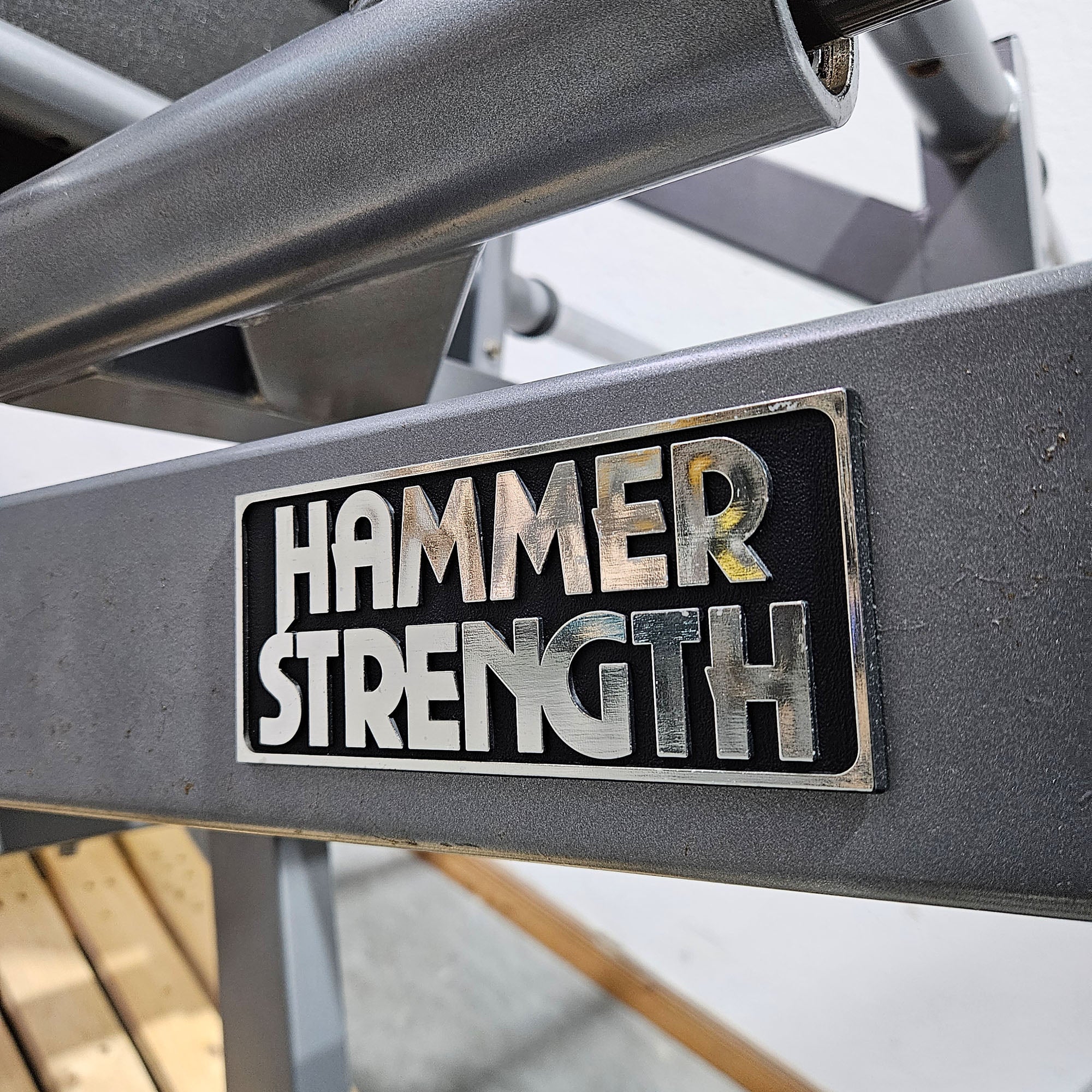 Hammer Strength Plate loaded linear Leg Press, Beinpresse 45° mit Scheibenaufnahme, extrem stabil, Farbe Silber, gebraucht - geprüfter technischer Zustand mit optischen Gebrauchsspuren - Image 12