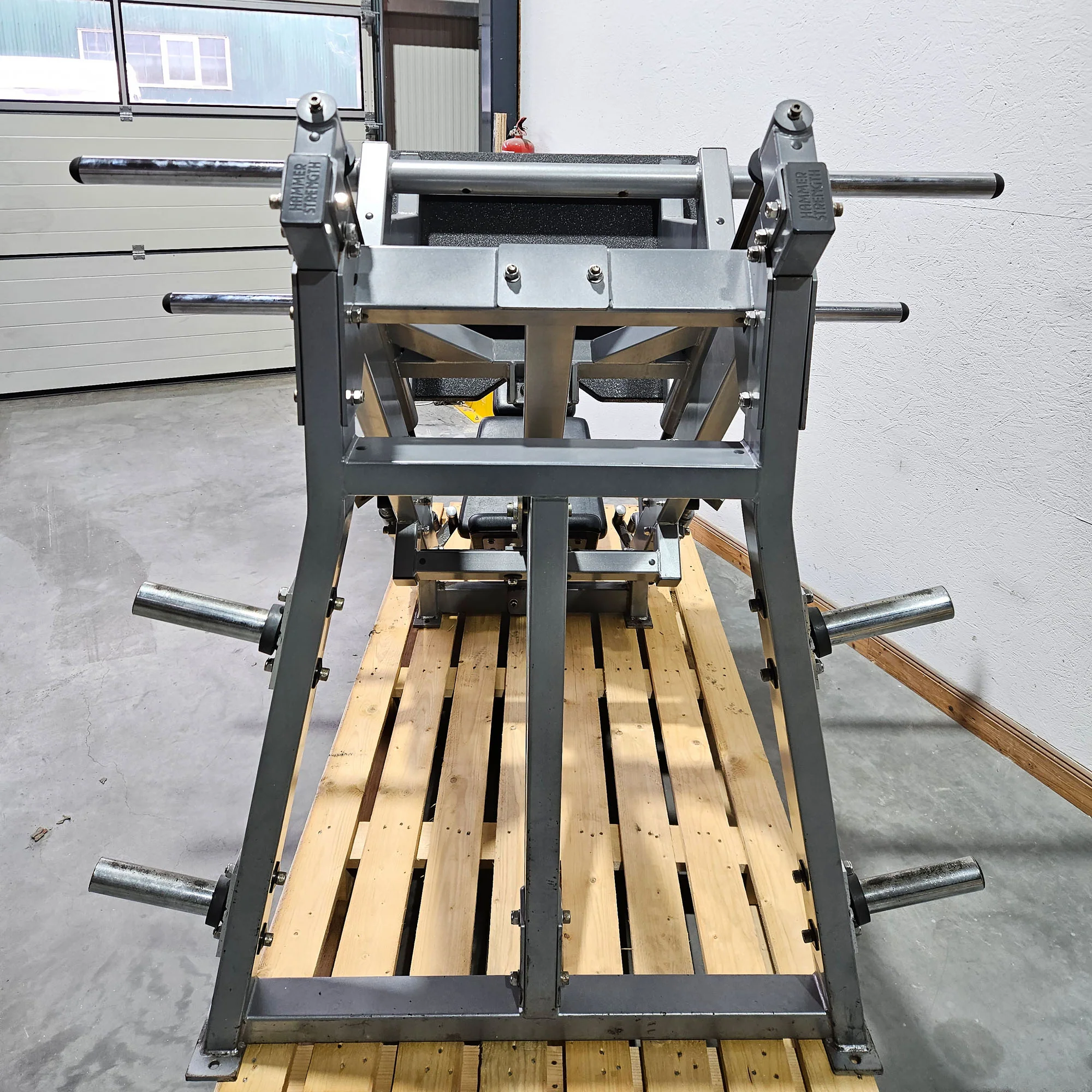 Hammer Strength Plate loaded linear Leg Press, Beinpresse 45° mit Scheibenaufnahme, extrem stabil, Farbe Silber, gebraucht - geprüfter technischer Zustand mit optischen Gebrauchsspuren - Image 2