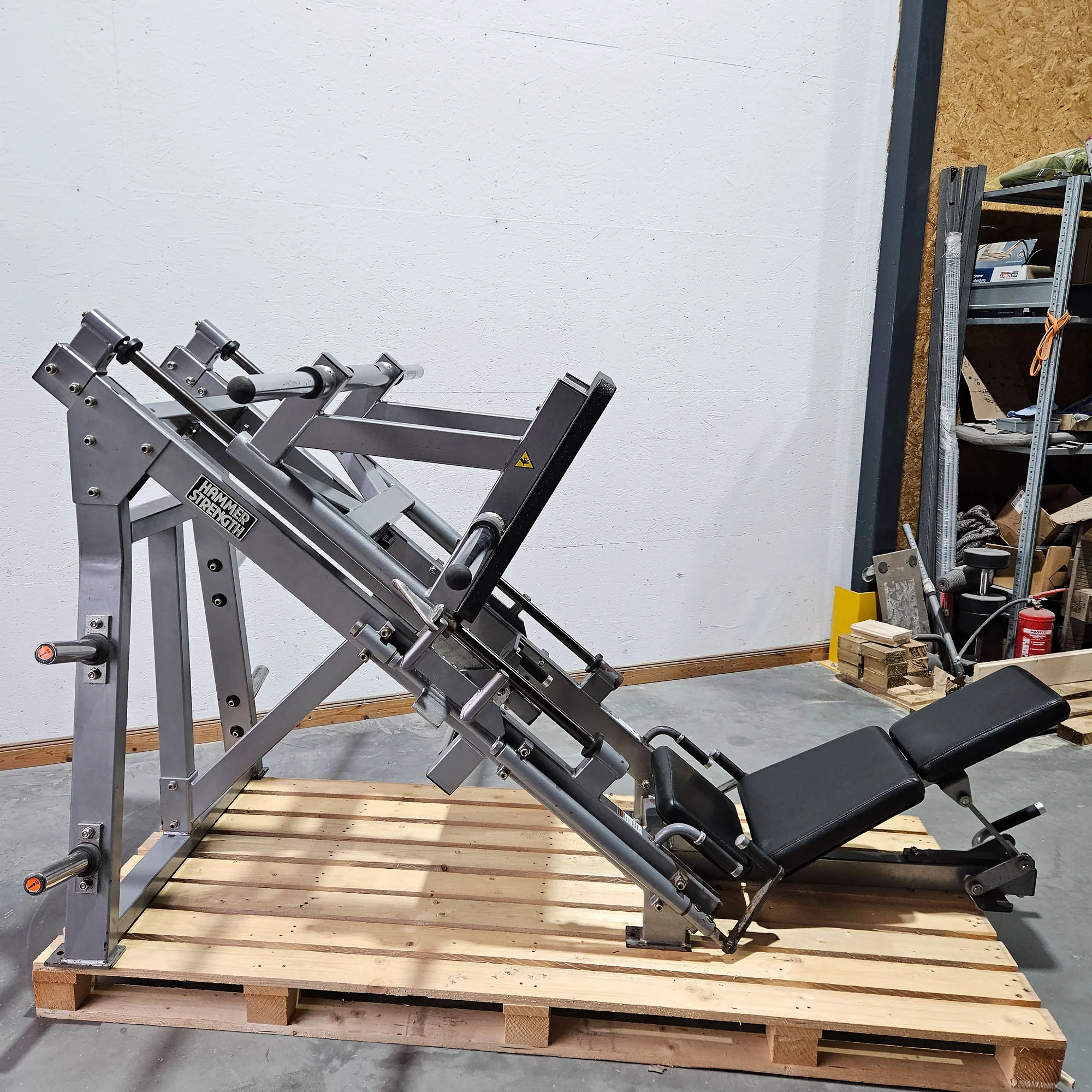 Hammer Strength Plate loaded linear Leg Press, Beinpresse 45° mit Scheibenaufnahme, extrem stabil, Farbe Silber, gebraucht - geprüfter technischer Zustand mit optischen Gebrauchsspuren - Image 3
