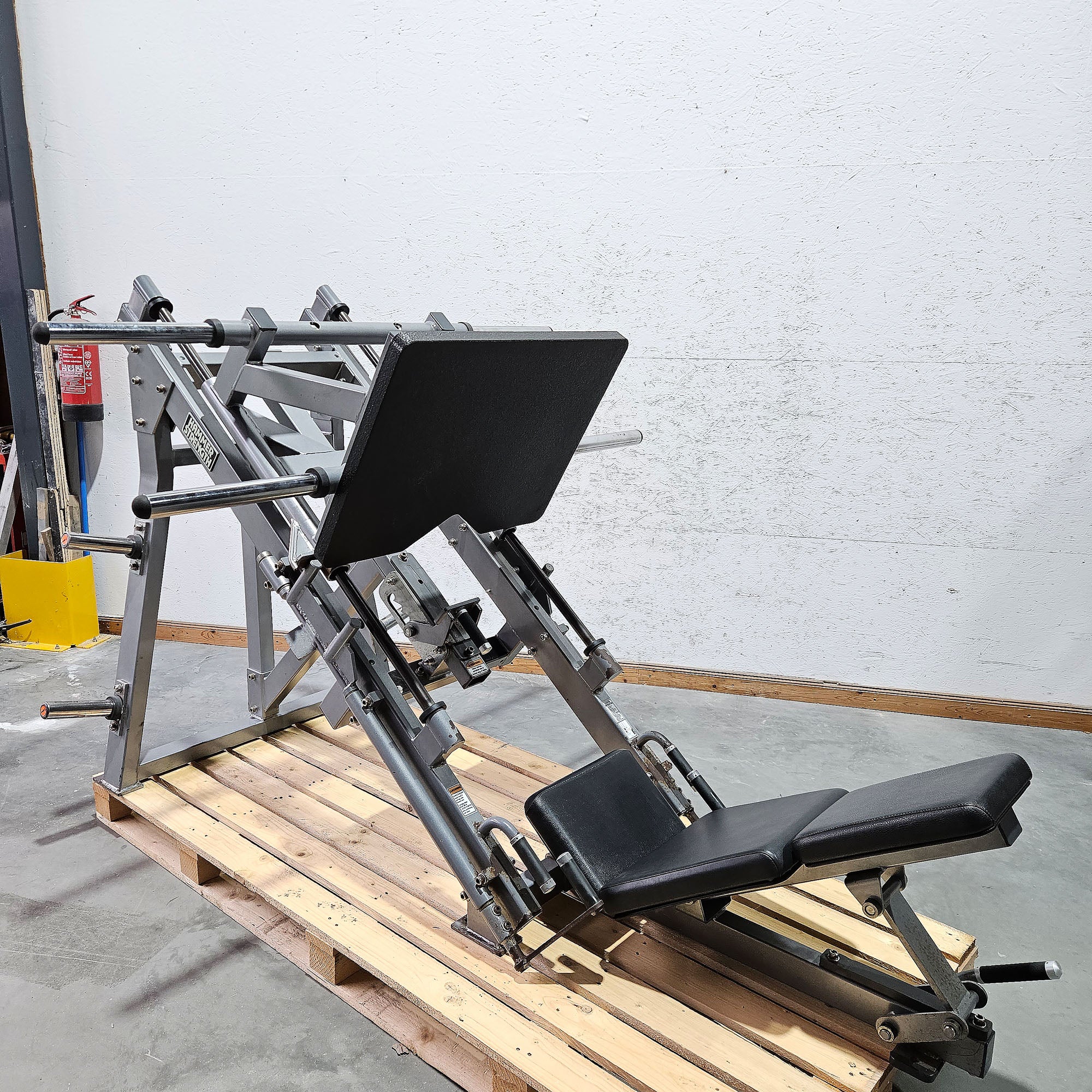 Hammer Strength Plate loaded linear Leg Press, Beinpresse 45° mit Scheibenaufnahme, extrem stabil, Farbe Silber, gebraucht - geprüfter technischer Zustand mit optischen Gebrauchsspuren - Image 4