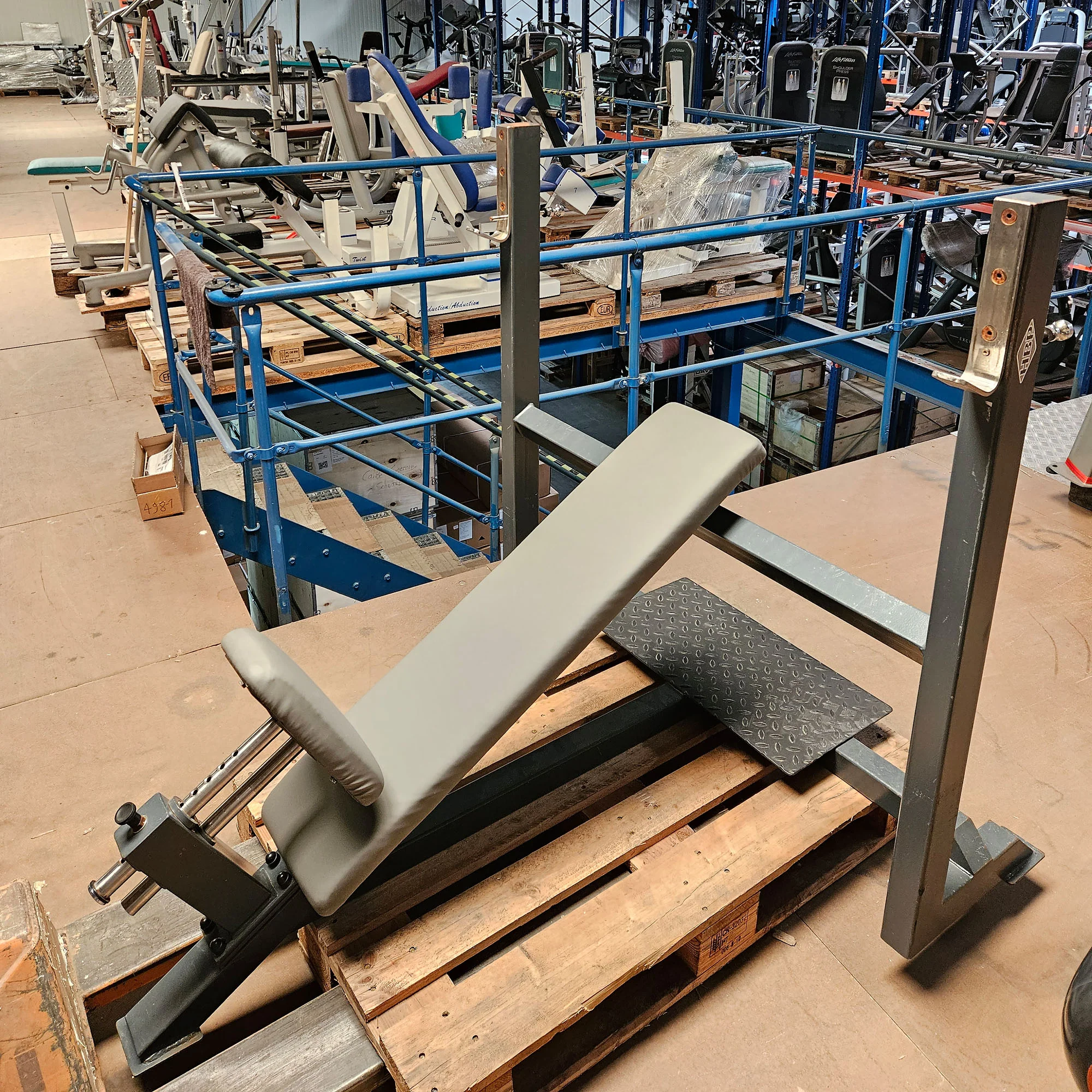 HBP Olympia Schrägdrückerbank, Olympic Incline Bench, Drückbank Schräg mit Ablagen für Bankdrücken, Rahmebfarbe Anthrazit, gebraucht mit Gebrauchsspuren - Image 3