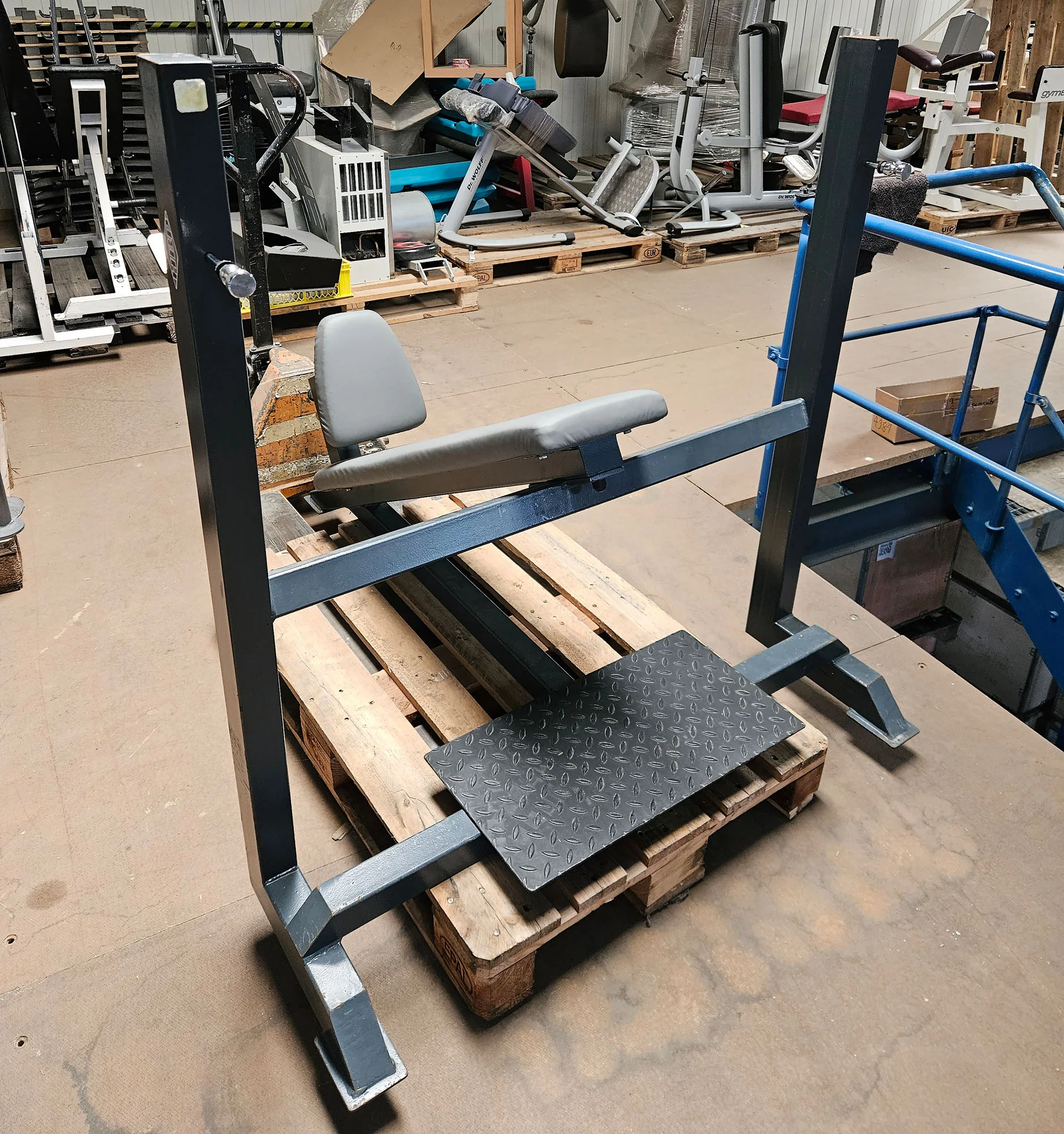 HBP Olympia Schrägdrückerbank, Olympic Incline Bench, Drückbank Schräg mit Ablagen für Bankdrücken, Rahmebfarbe Anthrazit, gebraucht mit Gebrauchsspuren - Image 4