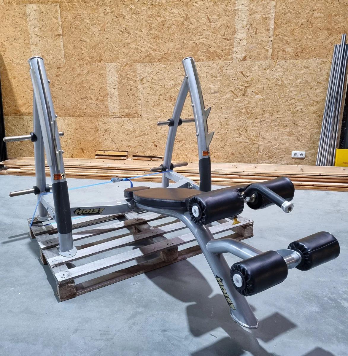 Hoist Negativ Drückerbank, Decline Benchpress, Beinstütze verstellbar, Rahmenfarbe Silber, Polster Schwarz, gebraucht - überholter Zustand - Image 3