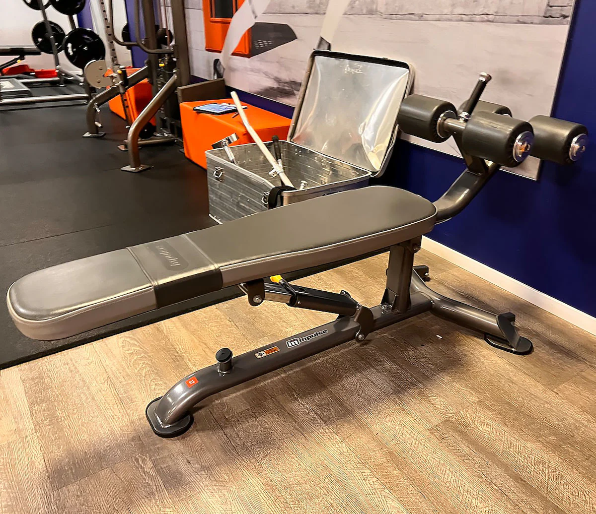 Impulse Fitness Bauchbank verstellbar, Adjustable Decline Abdominal Crunch, Rahmenfarbe Grau-Anthrazit, gebraucht - überholter Zustand - Image 2