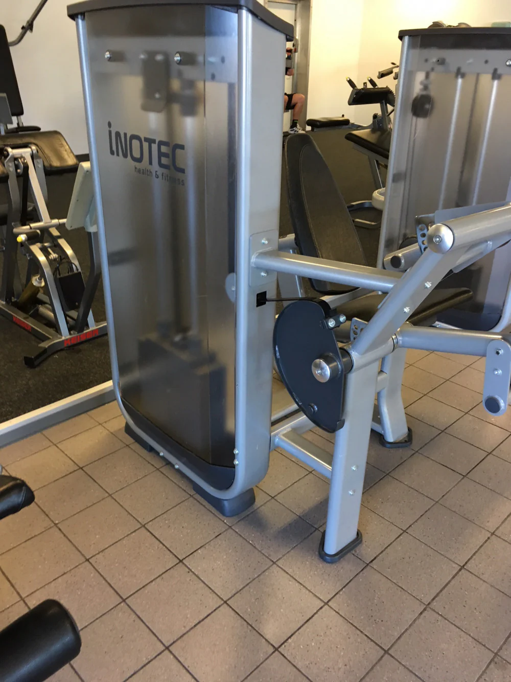 Inotec Kraftgeräteset mit 28 Fitnessgeräten, 18 Kraftgeräte, 10 Bänke und Racks, Natural Line, Silber, Polster Schwarz, gebraucht, überholter Zustand - Image 10