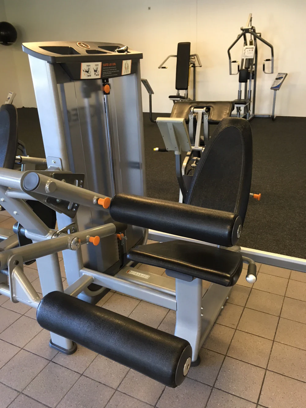 Inotec Kraftgeräteset mit 28 Fitnessgeräten, 18 Kraftgeräte, 10 Bänke und Racks, Natural Line, Silber, Polster Schwarz, gebraucht, überholter Zustand - Image 2