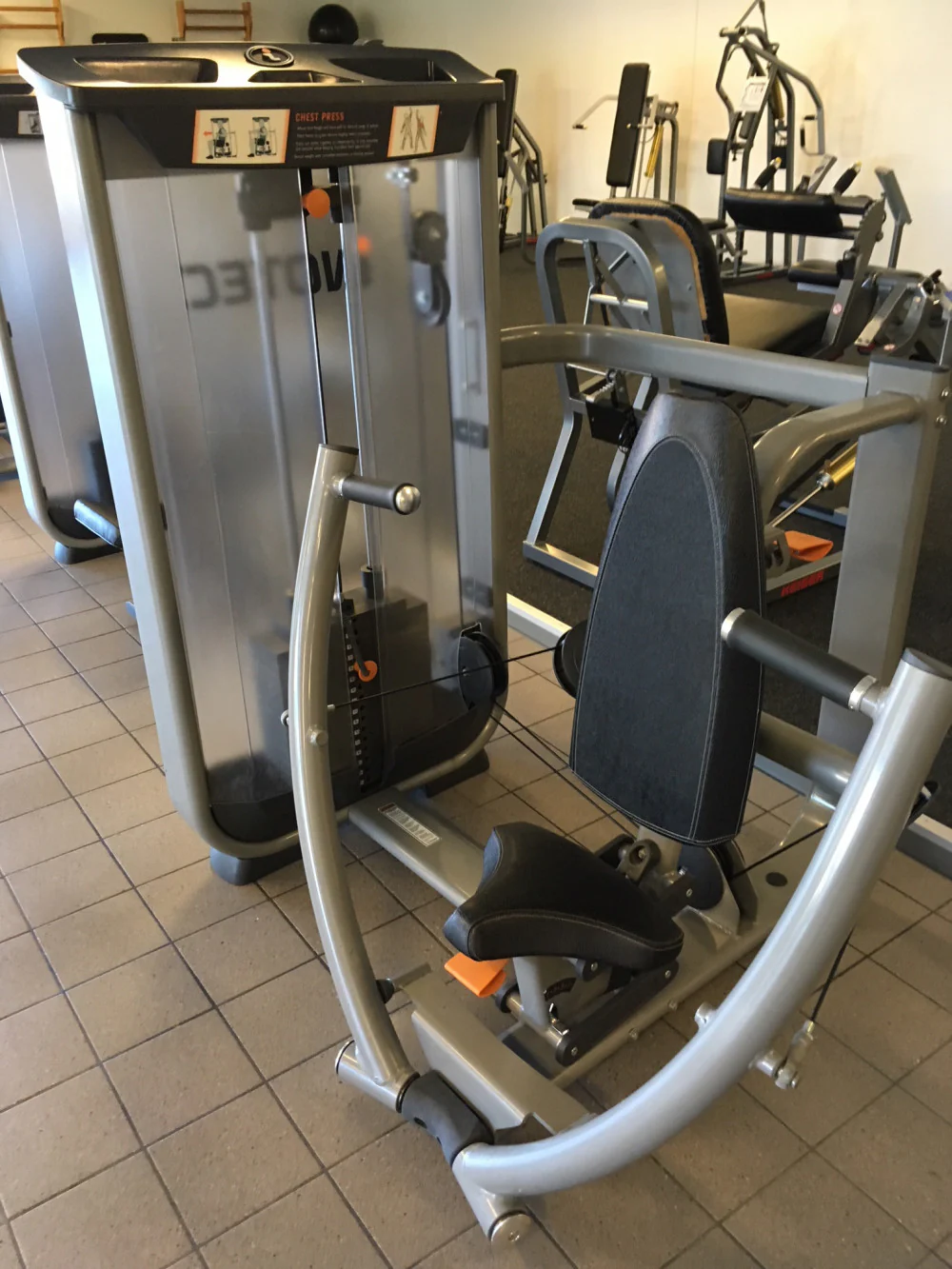 Inotec Kraftgeräteset mit 28 Fitnessgeräten, 18 Kraftgeräte, 10 Bänke und Racks, Natural Line, Silber, Polster Schwarz, gebraucht, überholter Zustand - Image 3