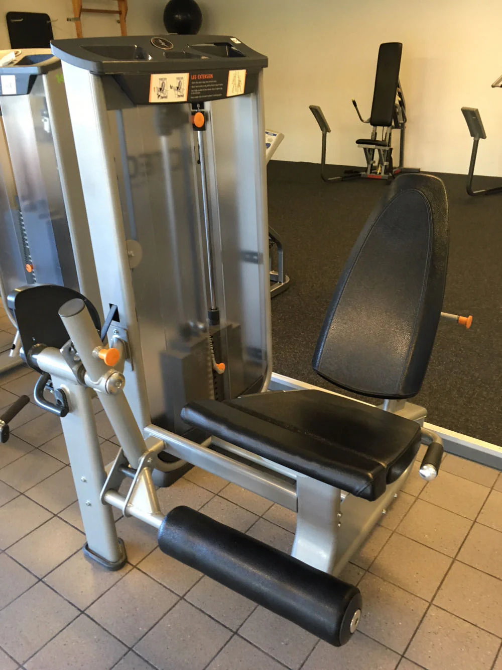 Inotec Kraftgeräteset mit 28 Fitnessgeräten, 18 Kraftgeräte, 10 Bänke und Racks, Natural Line, Silber, Polster Schwarz, gebraucht, überholter Zustand - Image 7