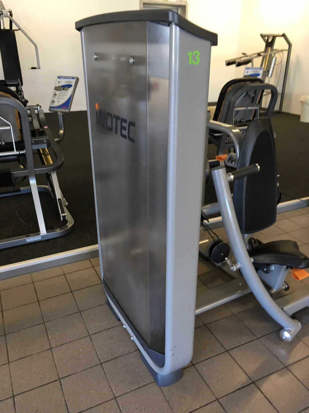 Inotec Kraftgeräteset mit 28 Fitnessgeräten, 18 Kraftgeräte, 10 Bänke und Racks, Natural Line, Silber, Polster Schwarz, gebraucht, überholter Zustand - Image 9