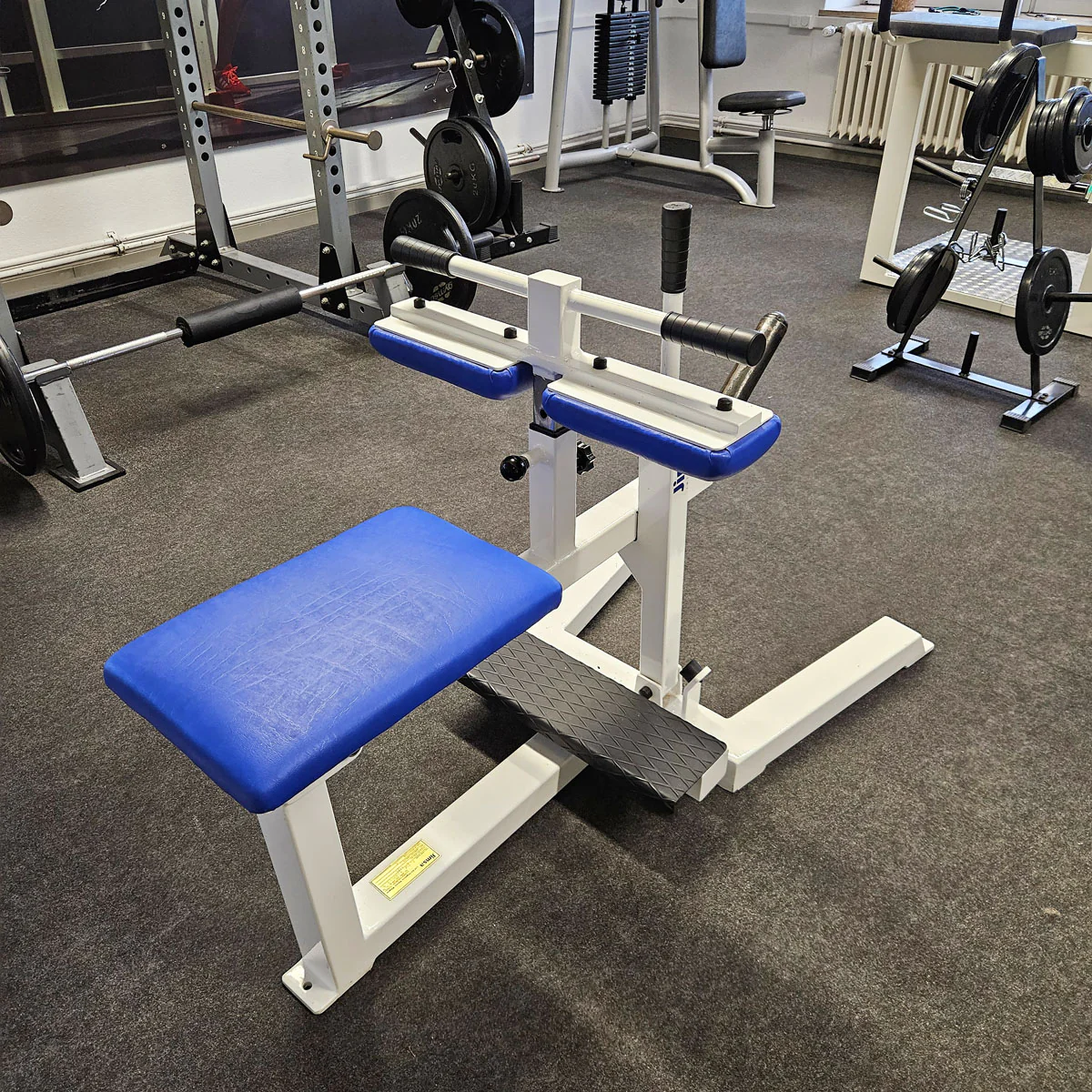 Jimsa Wadenmaschine Plate loaded 50mm, Seated Calf Raise, Rahmenfarbe Weiß, gebraucht und geprüft mit kleinen Gebrauchsspuren - Image 3