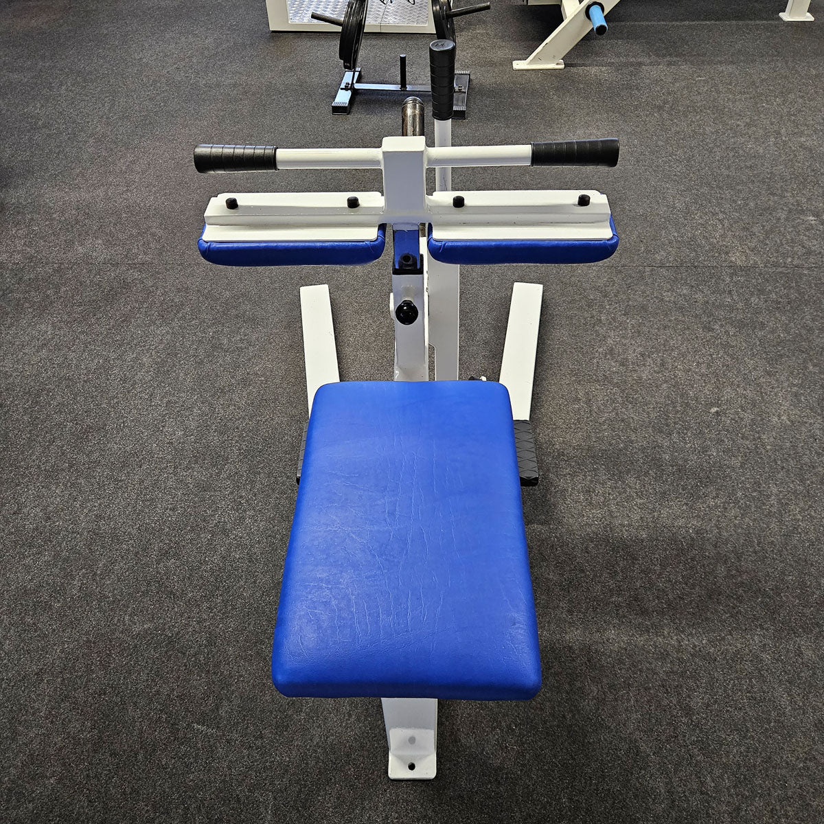Jimsa Wadenmaschine Plate loaded 50mm, Seated Calf Raise, Rahmenfarbe Weiß, gebraucht und geprüft mit kleinen Gebrauchsspuren - Image 4