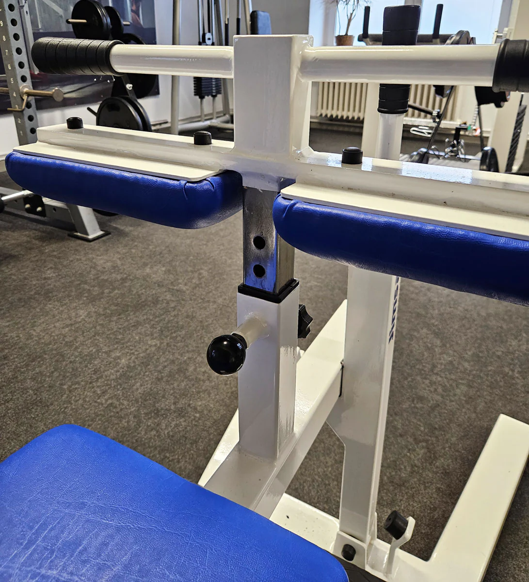 Jimsa Wadenmaschine Plate loaded 50mm, Seated Calf Raise, Rahmenfarbe Weiß, gebraucht und geprüft mit kleinen Gebrauchsspuren - Image 7
