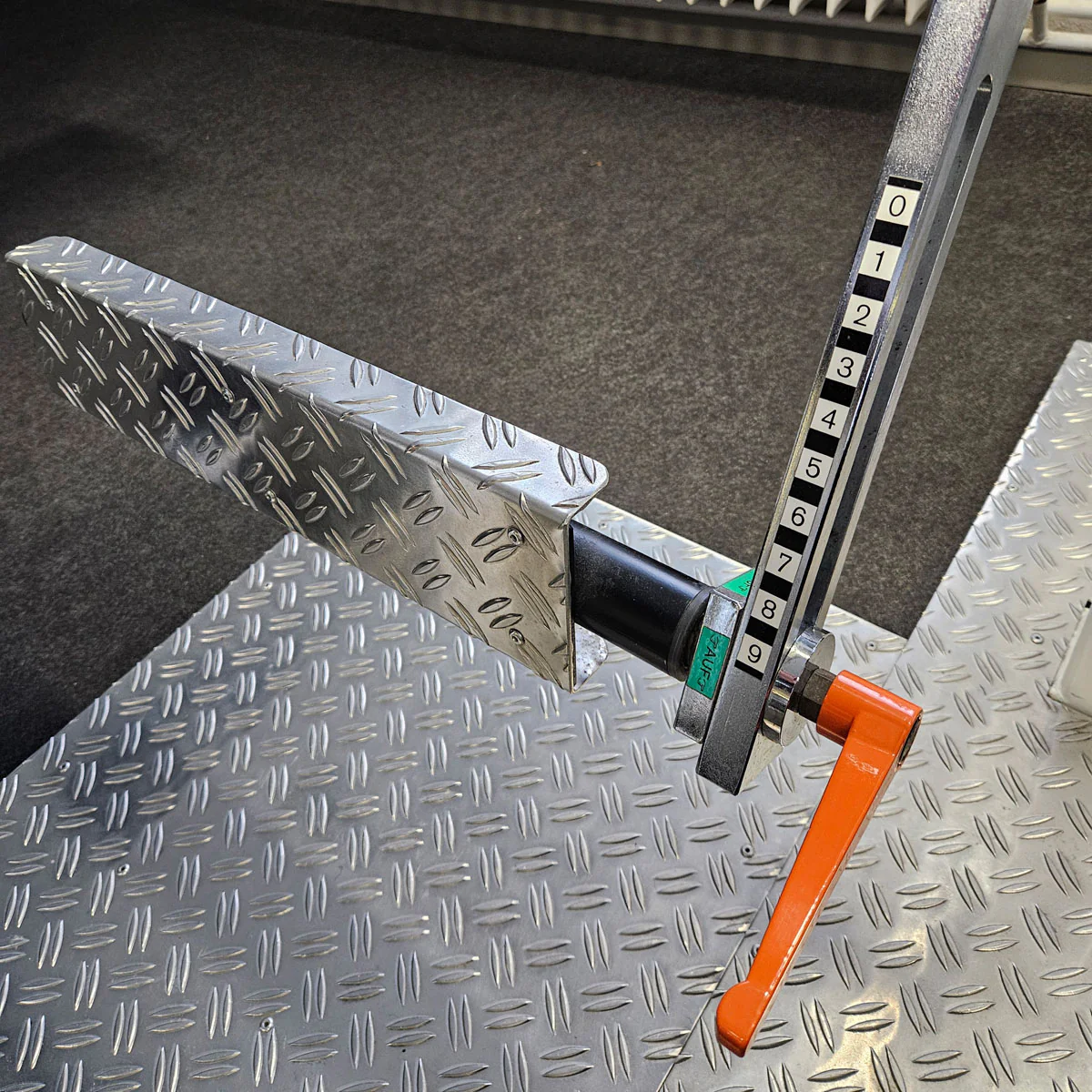 Joschko Pomaschine, Gluteusmaschine stehend, verstellbar, Glute, Rahmenfarbe Weiß, gebraucht - geprüfter Zustand mit kleinen Gebrauchsspuren - Image 8
