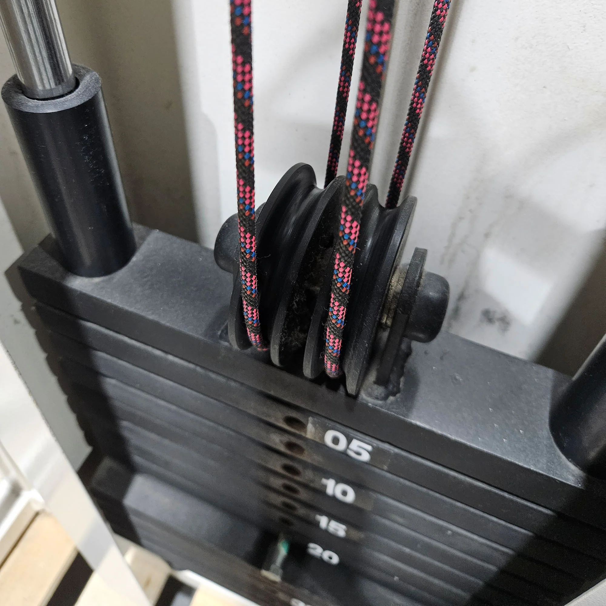 Kabelzug höhenverstellbar, zwei Auszüge, Seilzug, Zugapparat, Hersteller unbekannt, Rahmenfarbe Weiß, Oldschool Bodybuilding, gebraucht - mit Gebrauchsspuren - Image 6