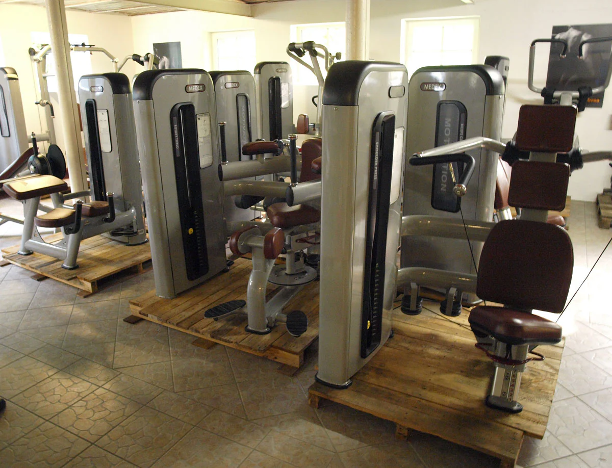 Komplette Fitnessstudio Einrichtung - Gerätepark mit über 45 Kraftgeräten - Danksport S-Line Set mit 45 Fitnessgeräten & Zubehör, Ausstellungsgeräte vergleichbar mit Gym80, Nautilus, Star Trac oder TechnoGym - Image 5