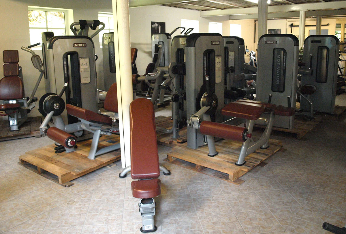 Komplette Fitnessstudio Einrichtung - Gerätepark mit über 45 Kraftgeräten - Danksport S-Line Set mit 45 Fitnessgeräten & Zubehör, Ausstellungsgeräte vergleichbar mit Gym80, Nautilus, Star Trac oder TechnoGym - Image 7