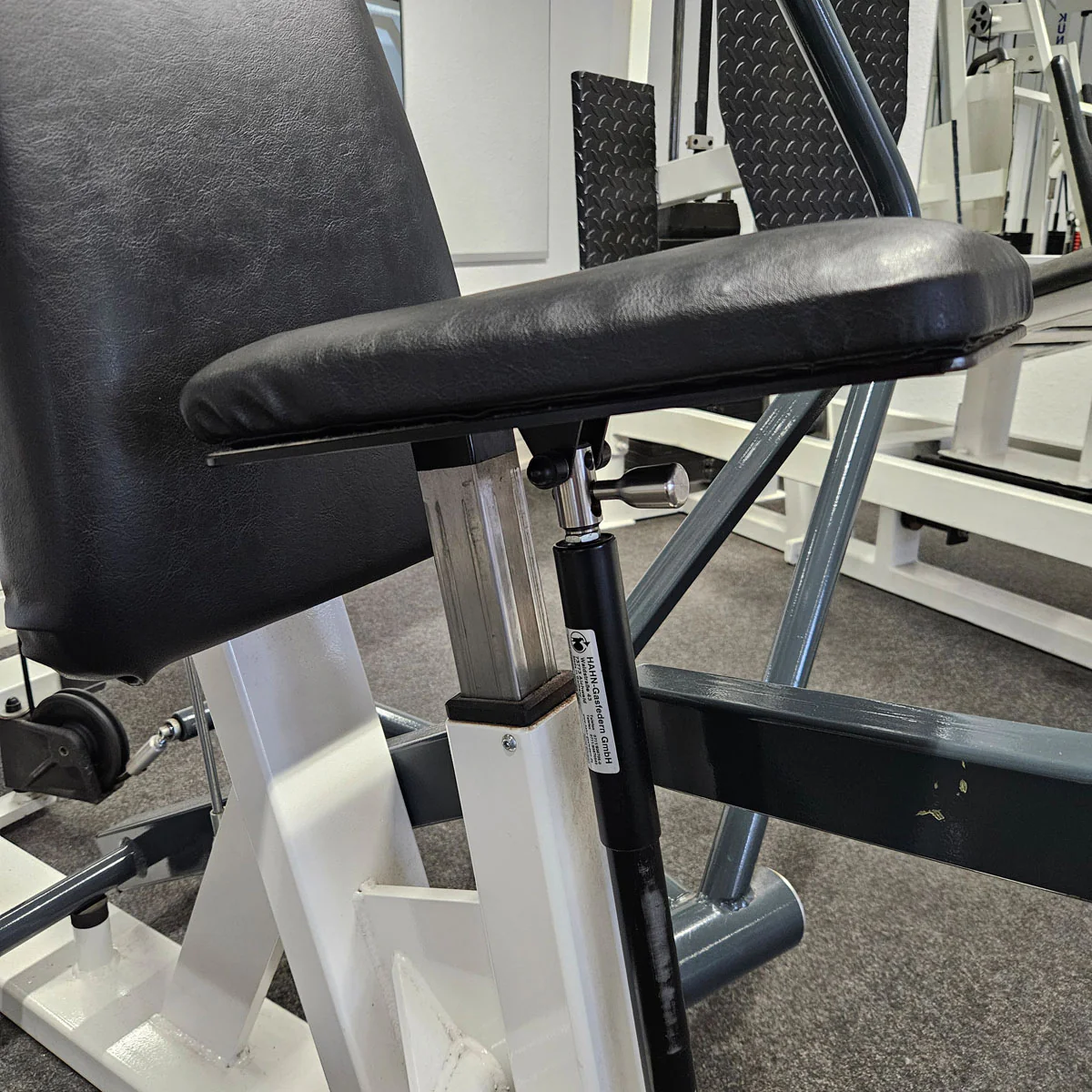 Künzler Bankdrückmaschine Bilateral, Chestpress, Brustpresse, Einstiegshilfe, 100kg Gewichtsblock, Oldschool Bodybuilding Kraftgerät, Rahmenfarbe Weiß, gebraucht und geprüft mit kleinen Gebrauchsspuren - Image 10