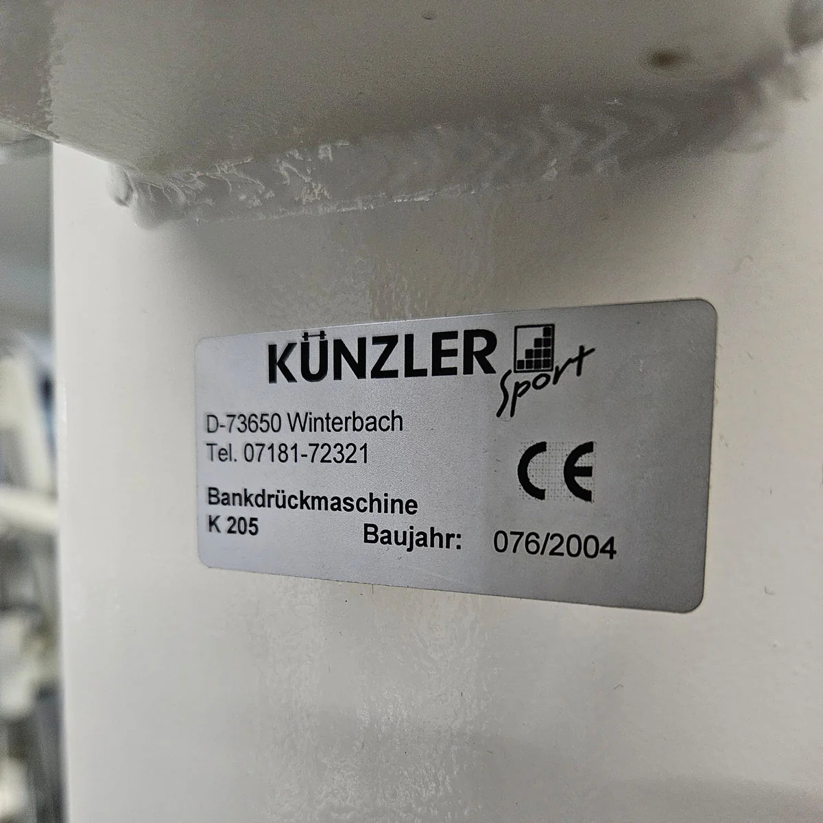 Künzler Bankdrückmaschine Bilateral, Chestpress, Brustpresse, Einstiegshilfe, 100kg Gewichtsblock, Oldschool Bodybuilding Kraftgerät, Rahmenfarbe Weiß, gebraucht und geprüft mit kleinen Gebrauchsspuren - Image 12