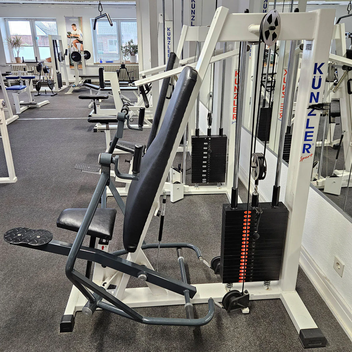 Künzler Bankdrückmaschine Bilateral, Chestpress, Brustpresse, Einstiegshilfe, 100kg Gewichtsblock, Oldschool Bodybuilding Kraftgerät, Rahmenfarbe Weiß, gebraucht und geprüft mit kleinen Gebrauchsspuren - Image 3