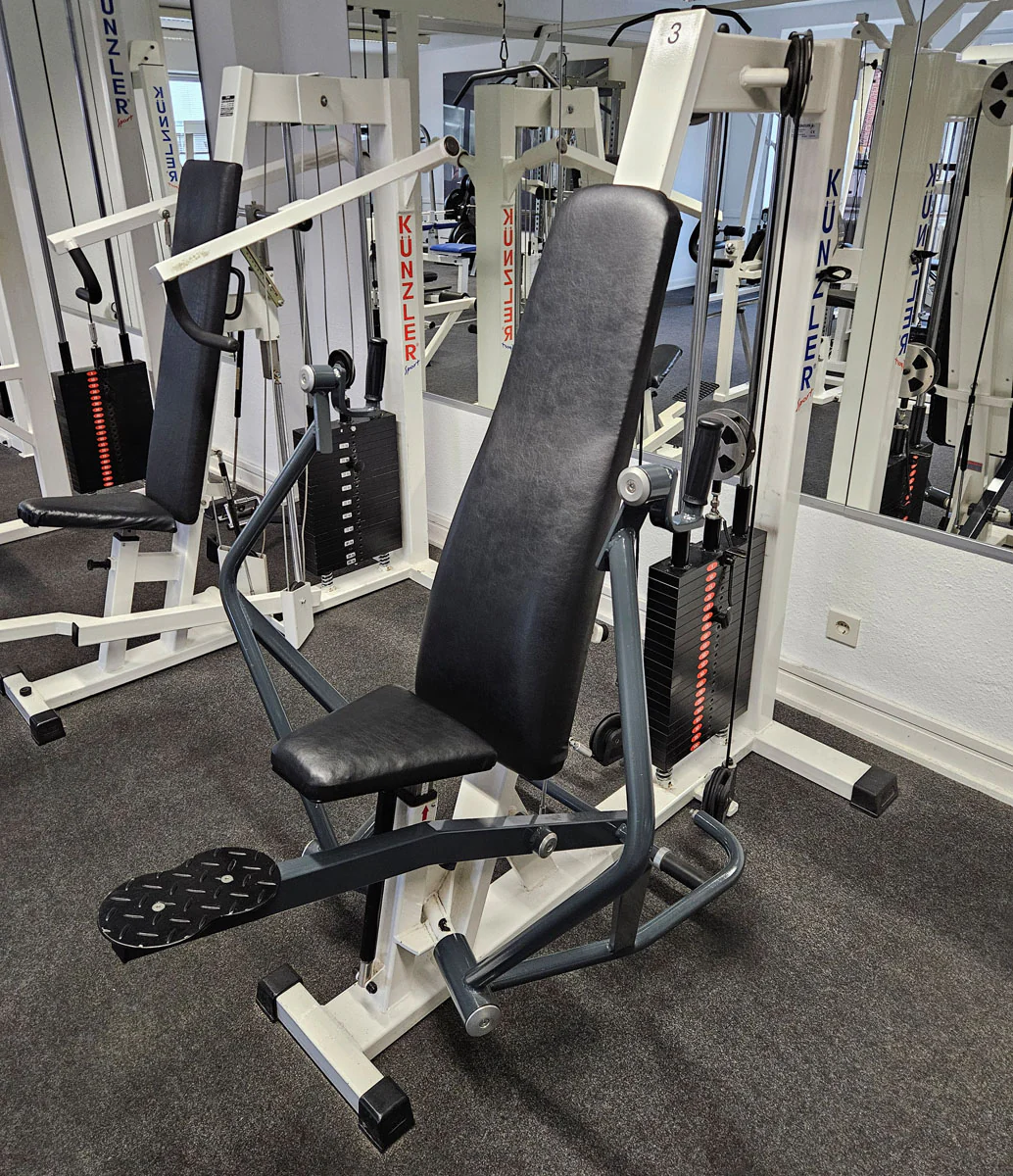 Künzler Bankdrückmaschine Bilateral, Chestpress, Brustpresse, Einstiegshilfe, 100kg Gewichtsblock, Oldschool Bodybuilding Kraftgerät, Rahmenfarbe Weiß, gebraucht und geprüft mit kleinen Gebrauchsspuren - Image 4