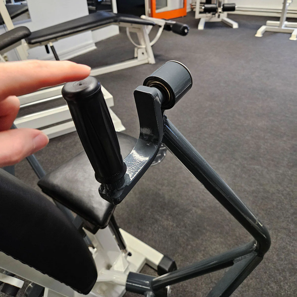 Künzler Bankdrückmaschine Bilateral, Chestpress, Brustpresse, Einstiegshilfe, 100kg Gewichtsblock, Oldschool Bodybuilding Kraftgerät, Rahmenfarbe Weiß, gebraucht und geprüft mit kleinen Gebrauchsspuren - Image 6